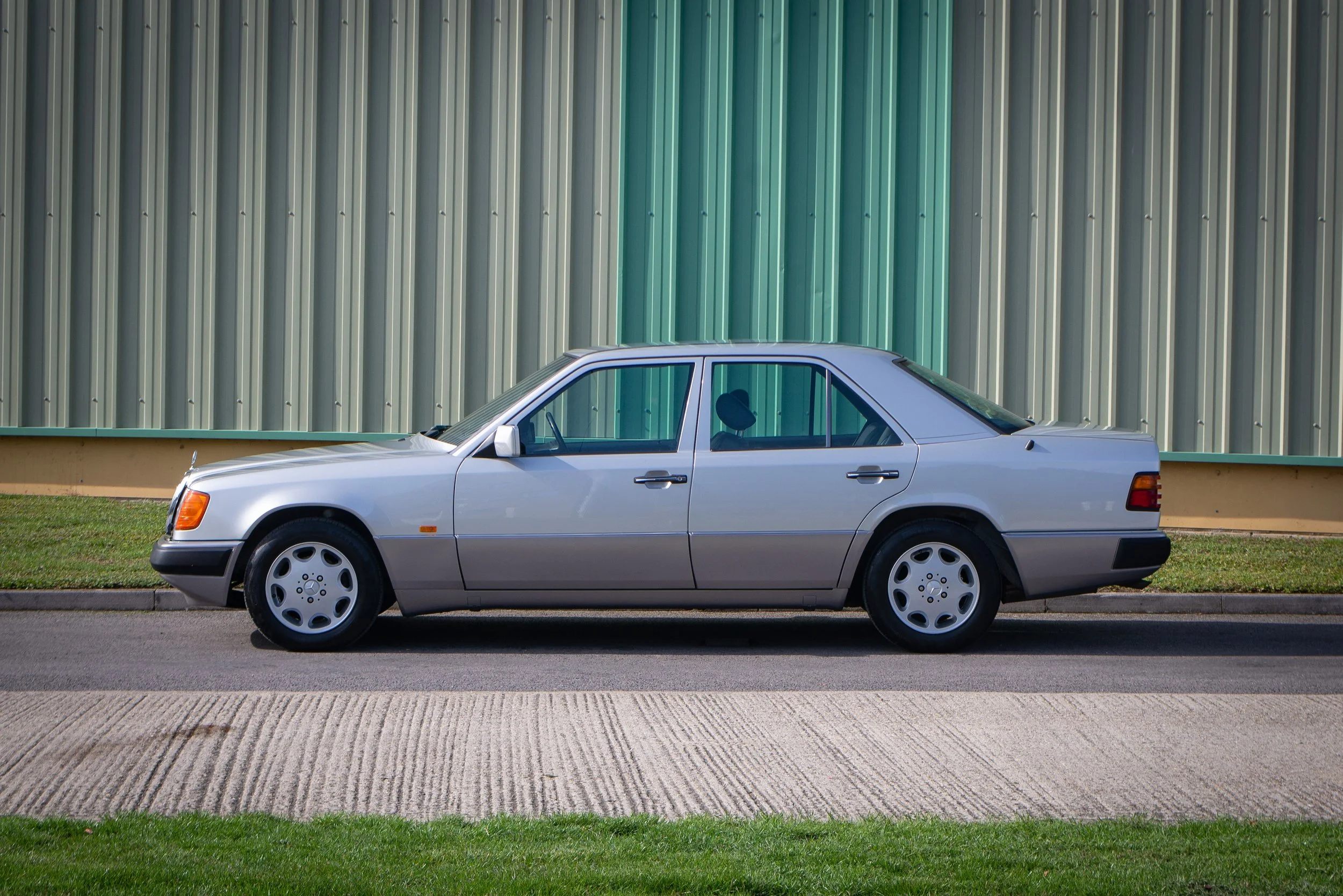 Mercedes 260E 2-2.jpg