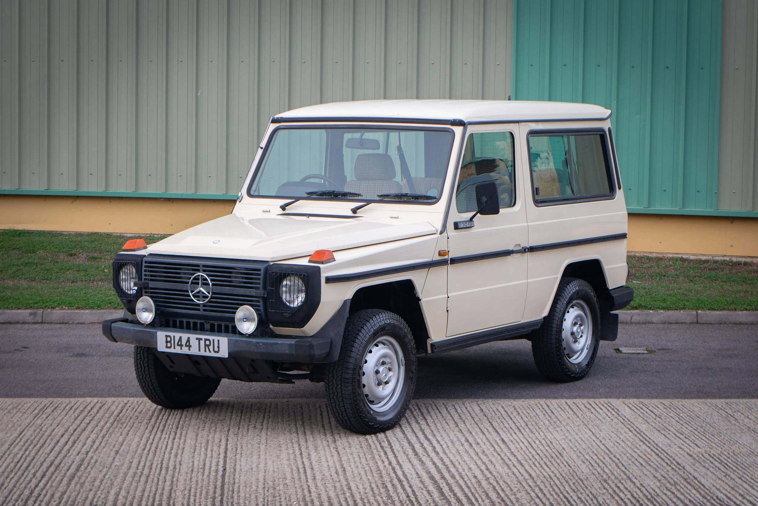 Mercedes 230GE-18.jpg