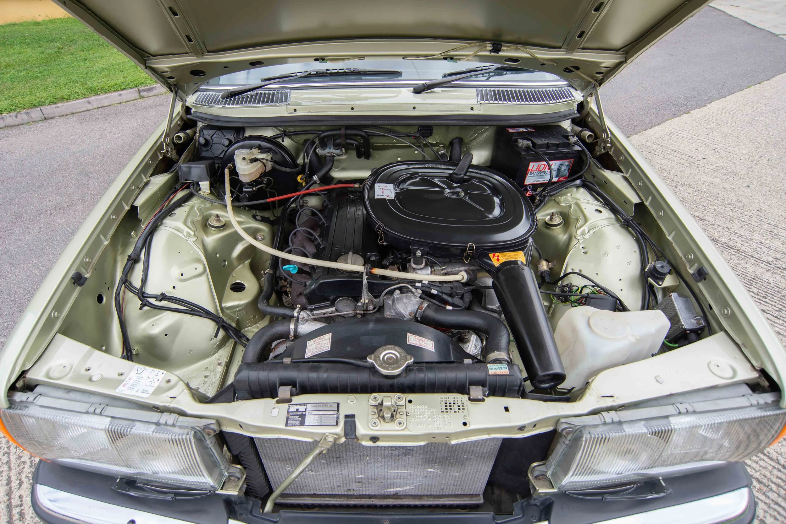 Mercedes 230E-17.jpg