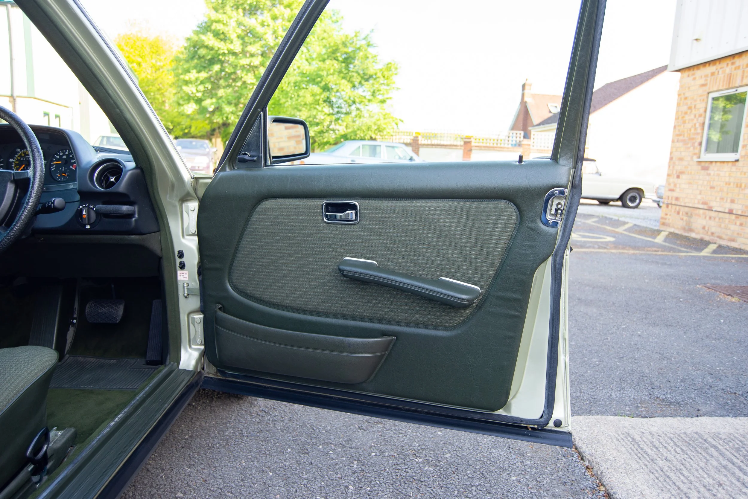 Mercedes 280E-4.jpg