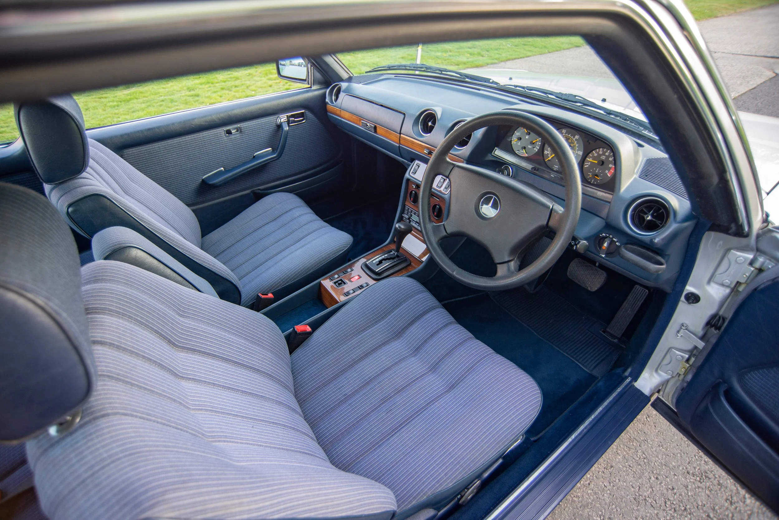 Mercedes 230CE 2-2.jpg