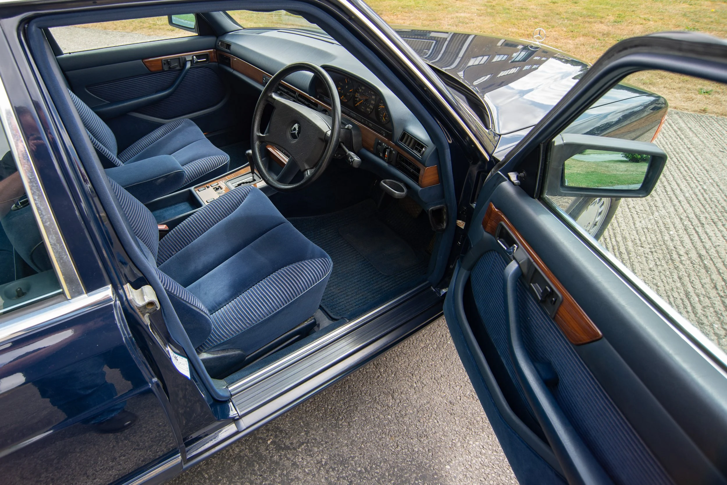 Mercedes 300SE-3.jpg