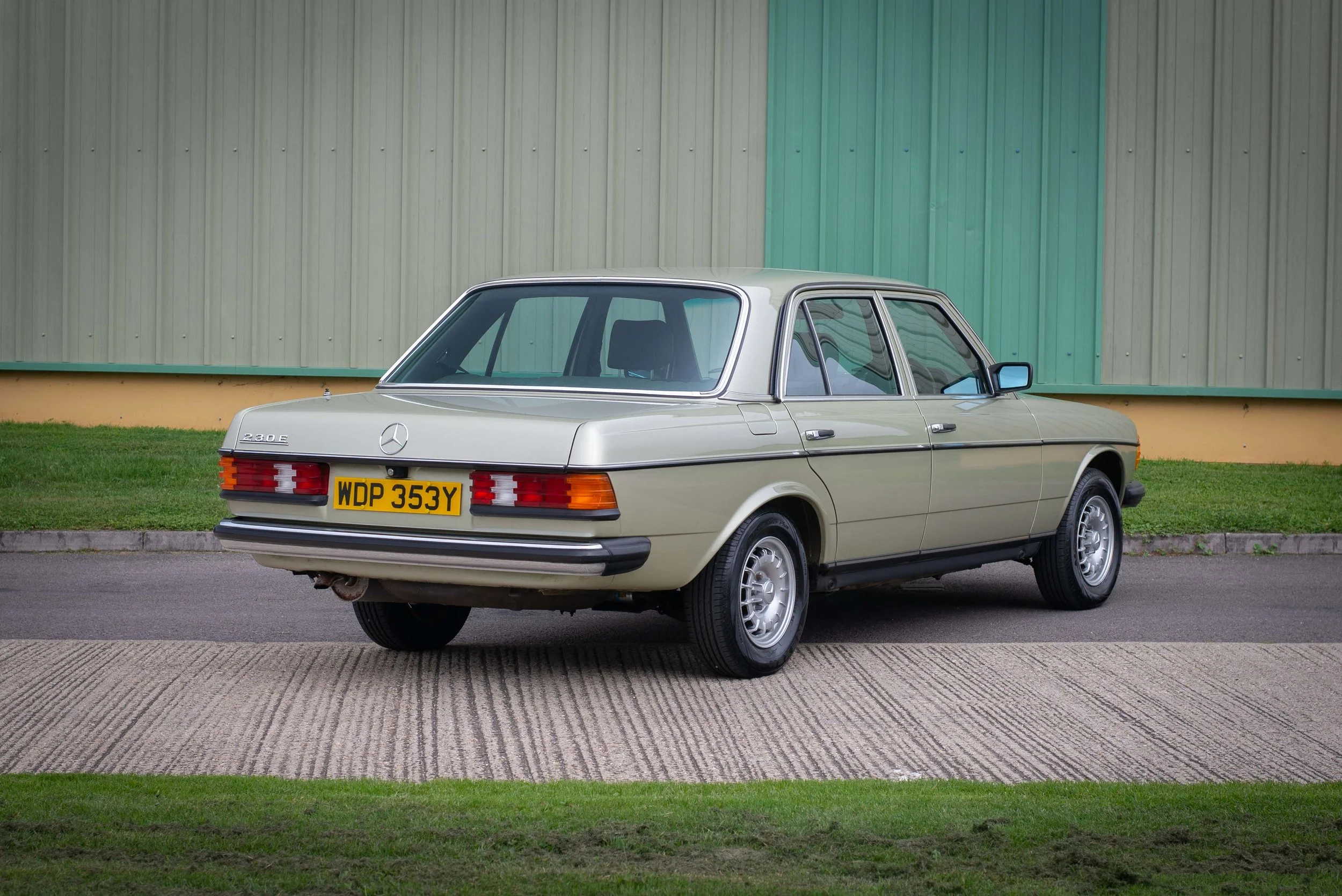 Mercedes 230E2-15.jpg