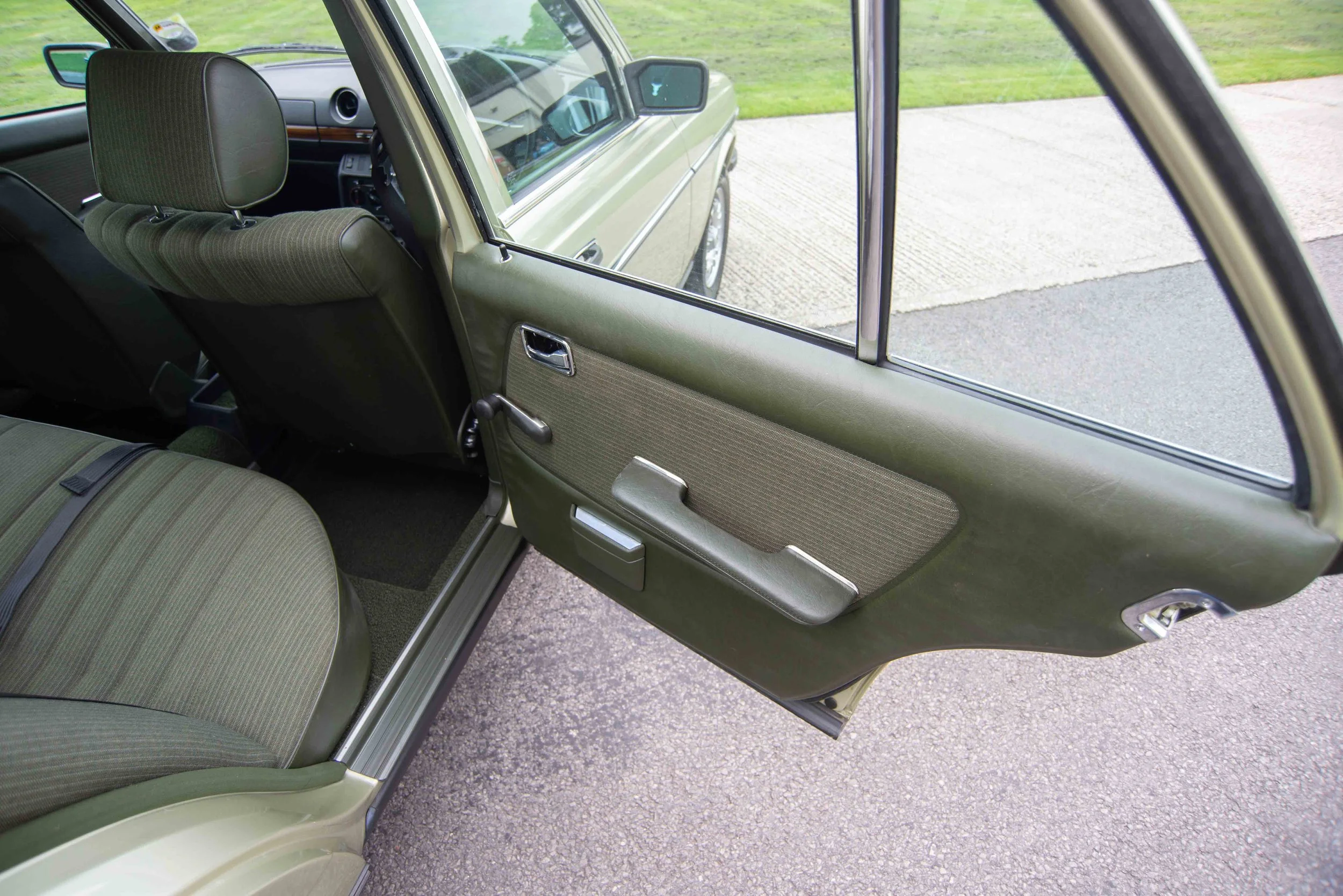 Mercedes 230E-10.jpg