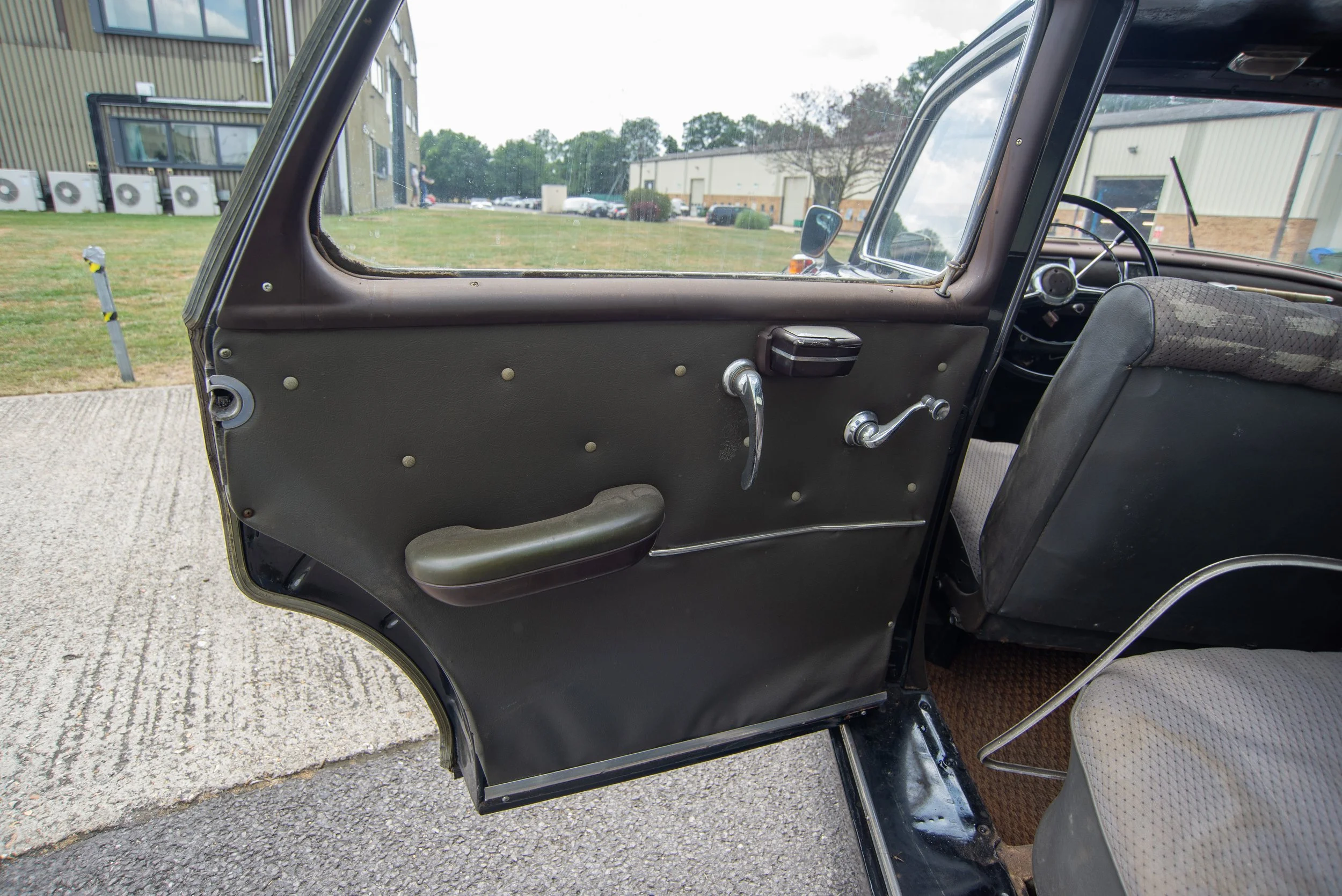 Mercedes 180-11.jpg