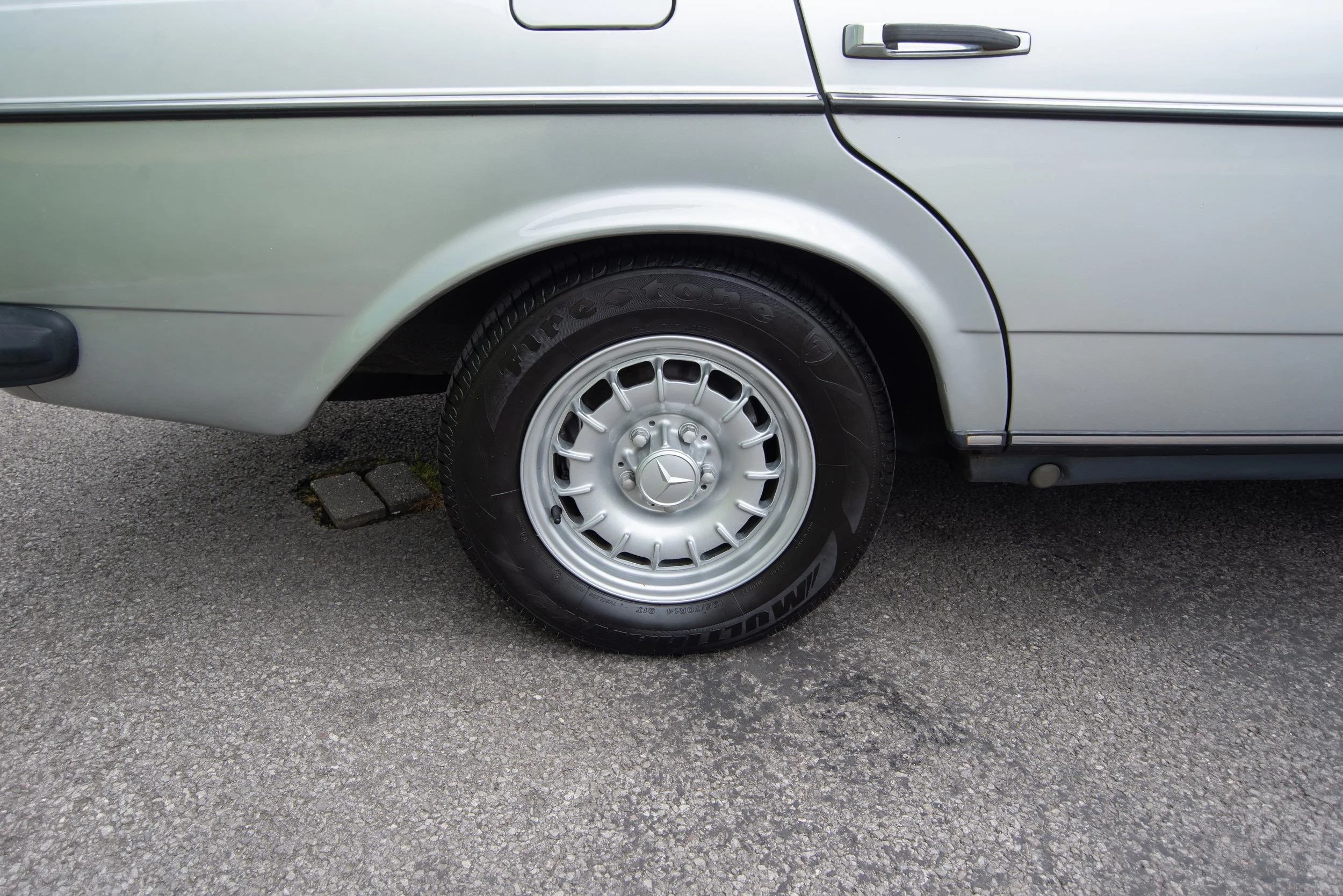 Mercedes 230E-19.jpg