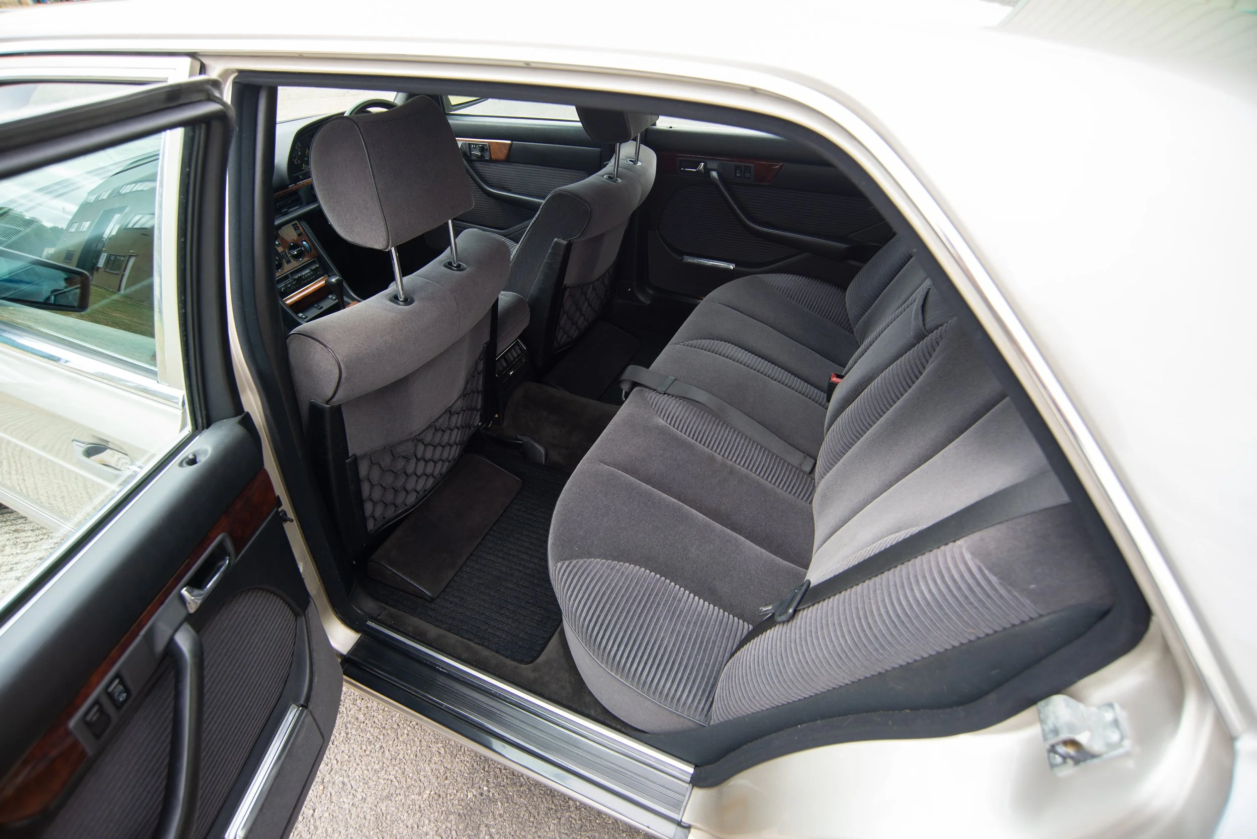 Mercedes 560SEL-8.jpg