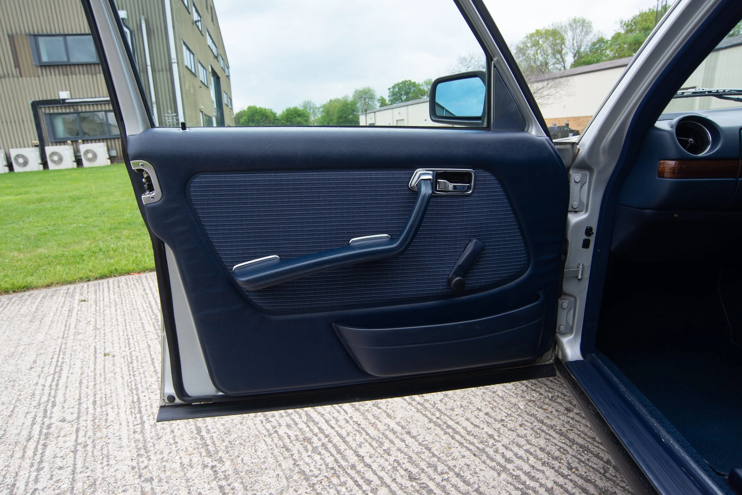 Mercedes 230E-15.jpg