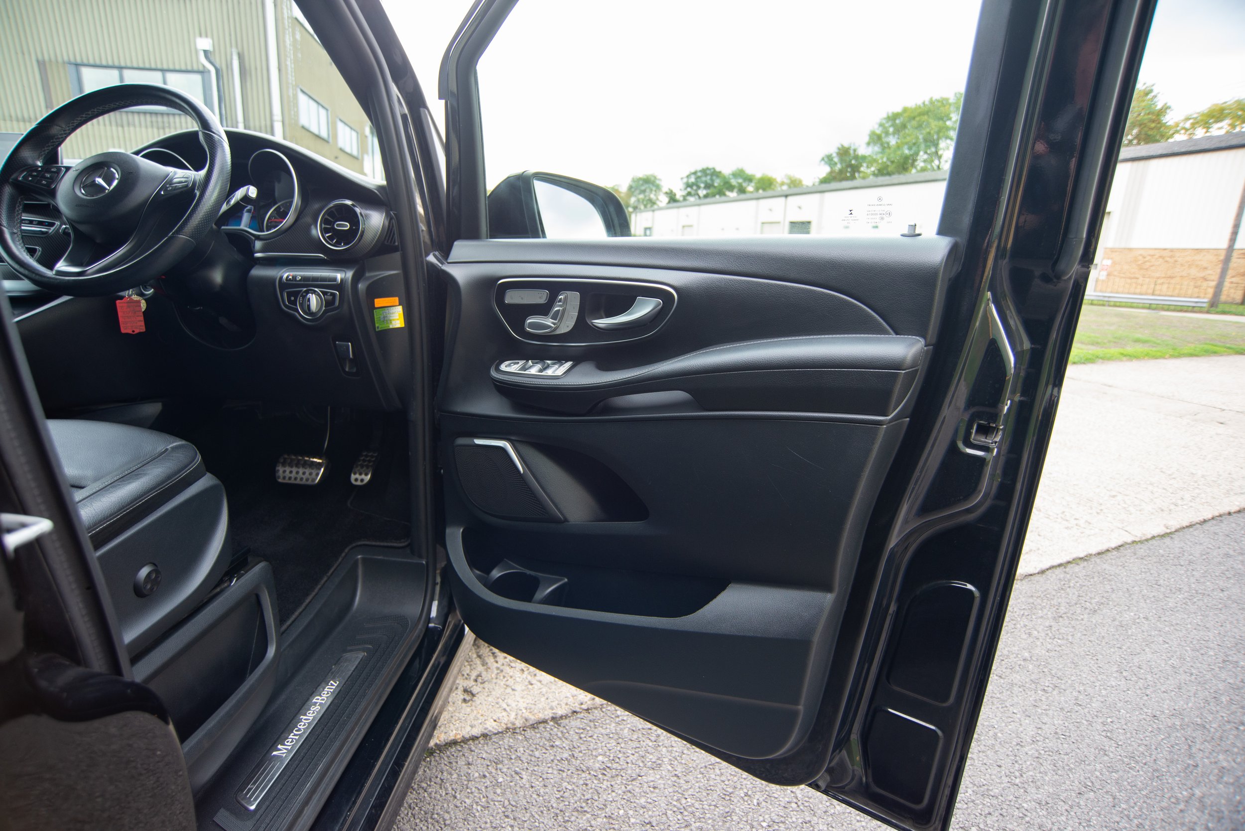 Mercedes V220D-4.jpg