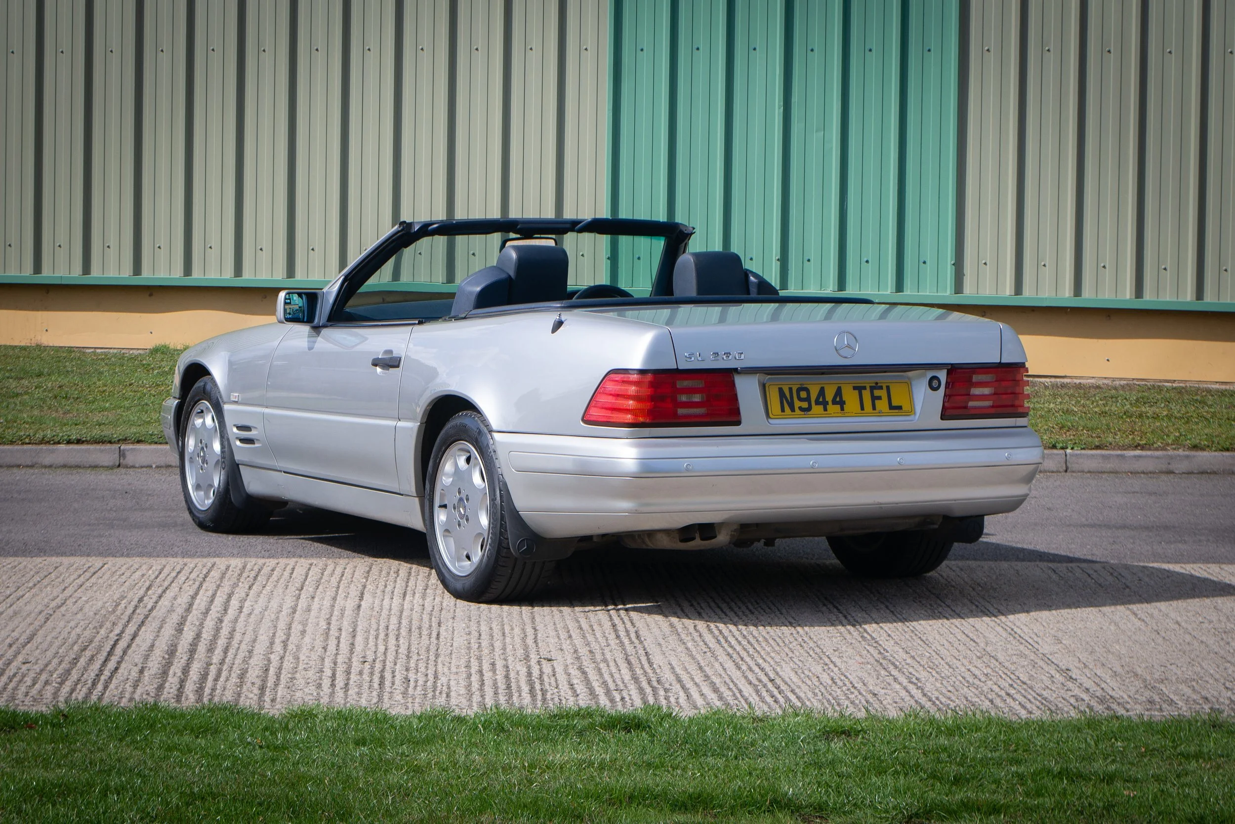 Mercedes SL280-26.jpg