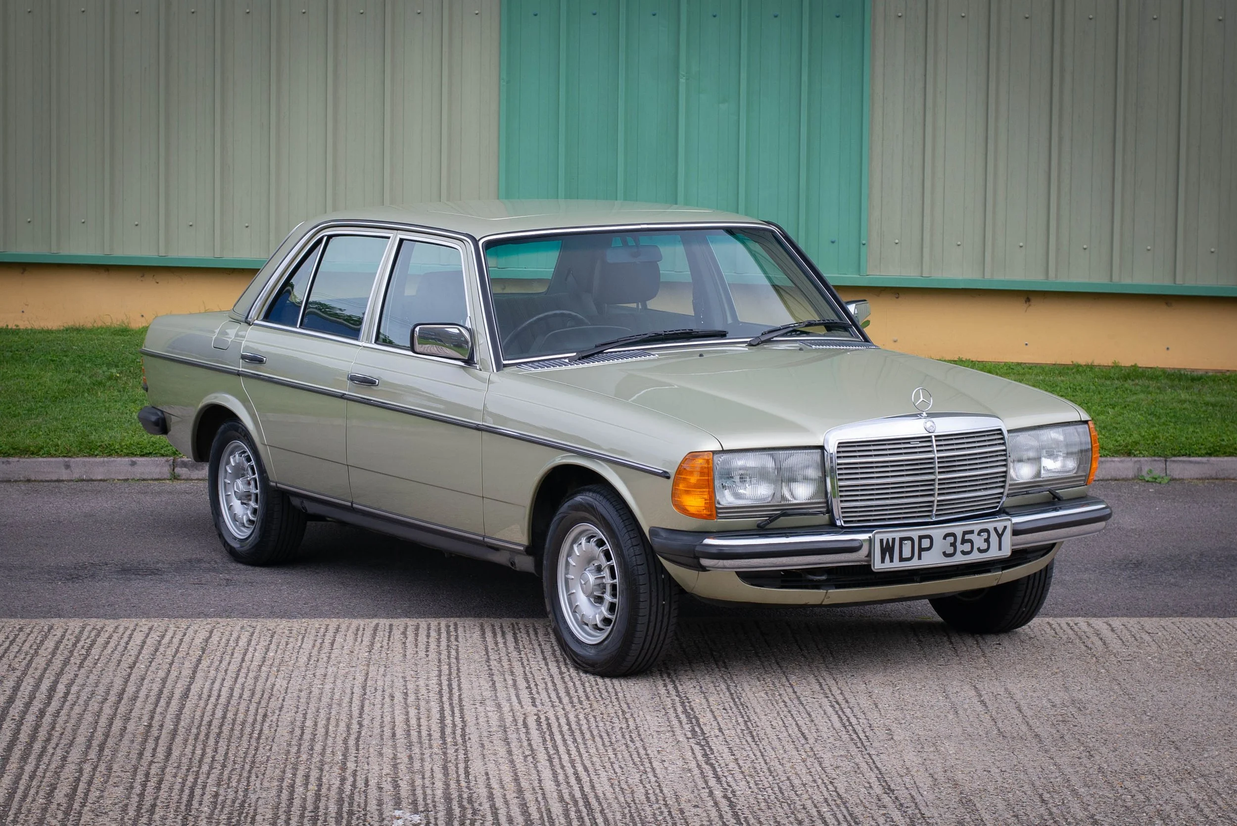 Mercedes 230E2-10.jpg