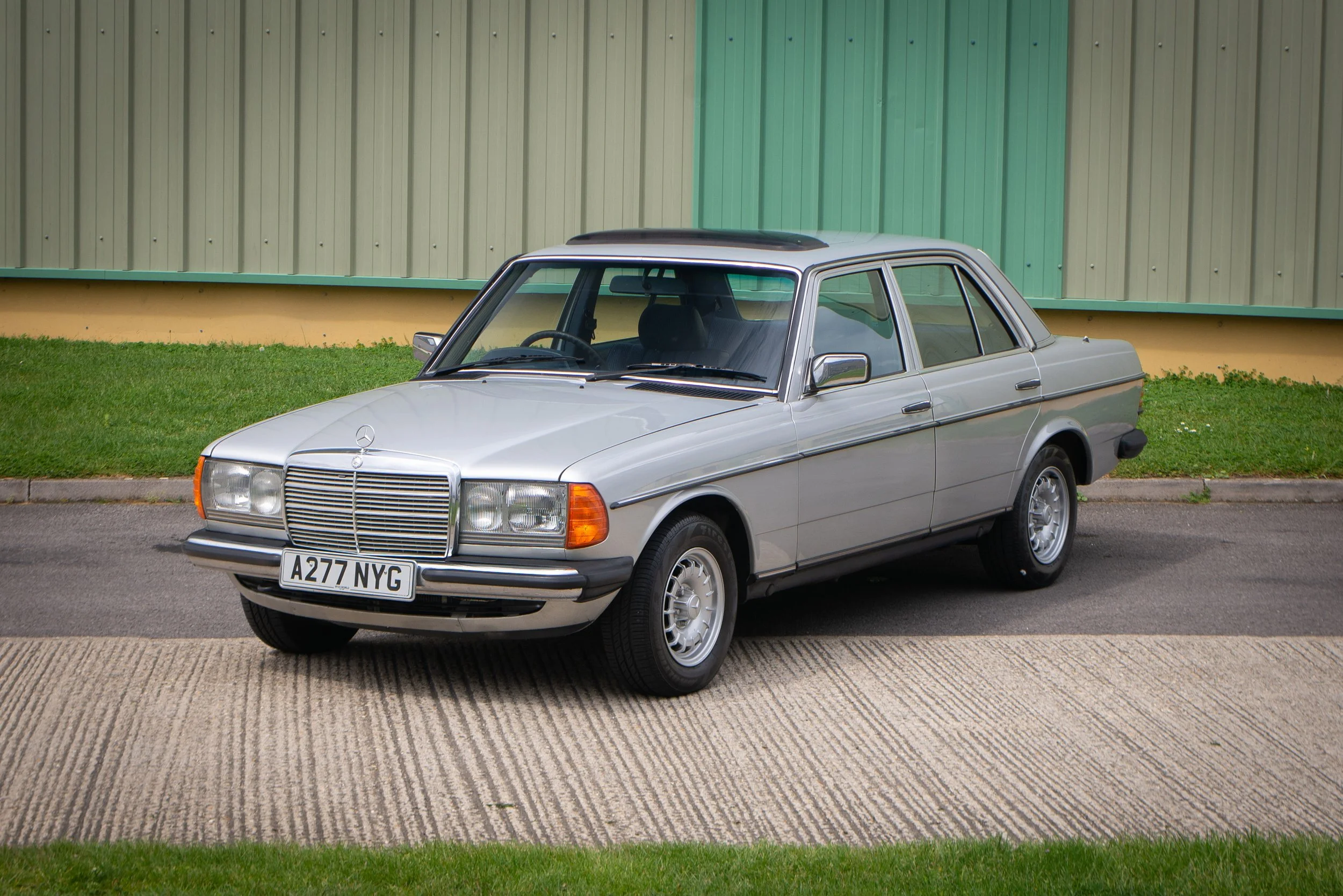 Mercedes 230E-24.jpg