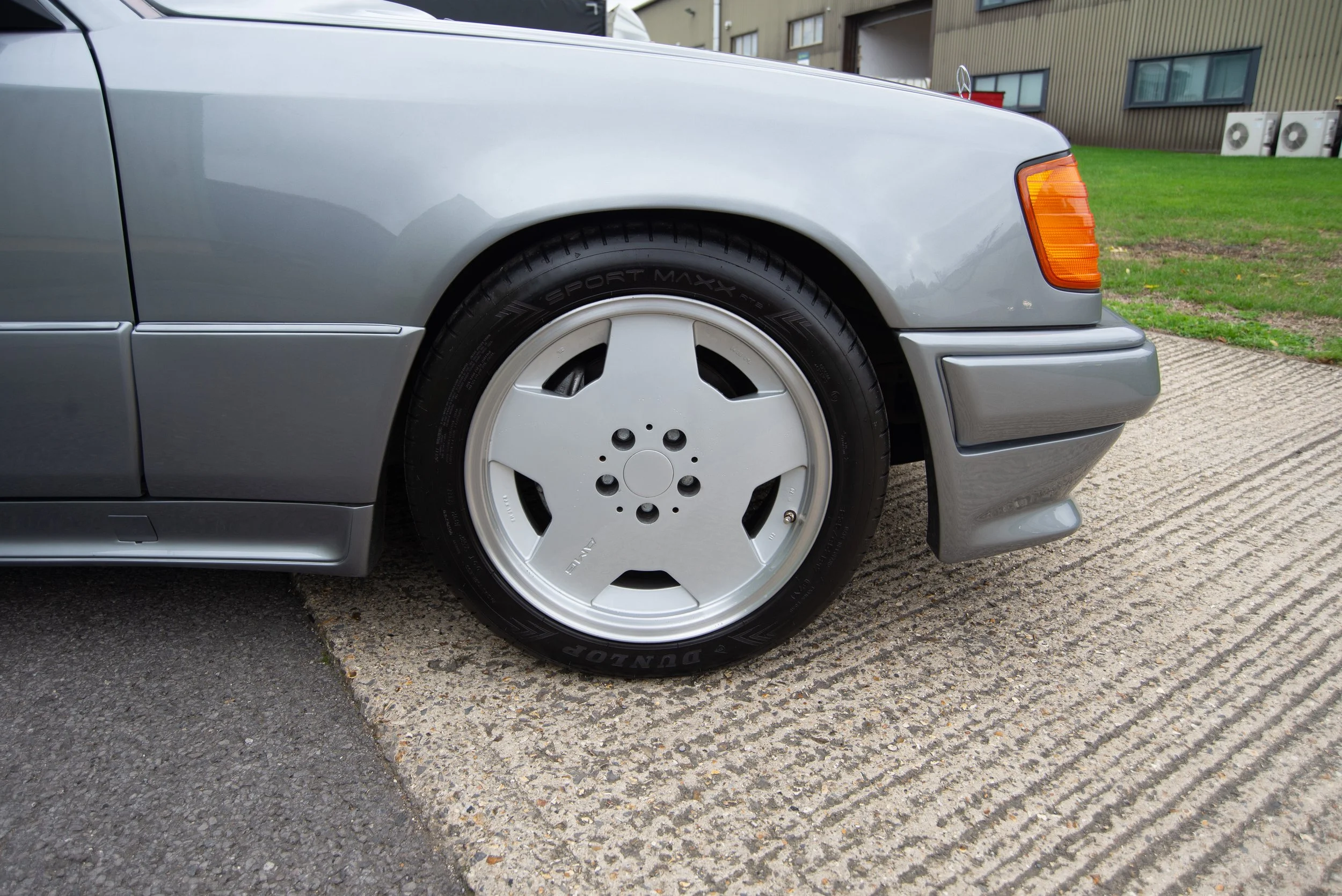 Mercedes 300E 3.4 AMG-24.jpg