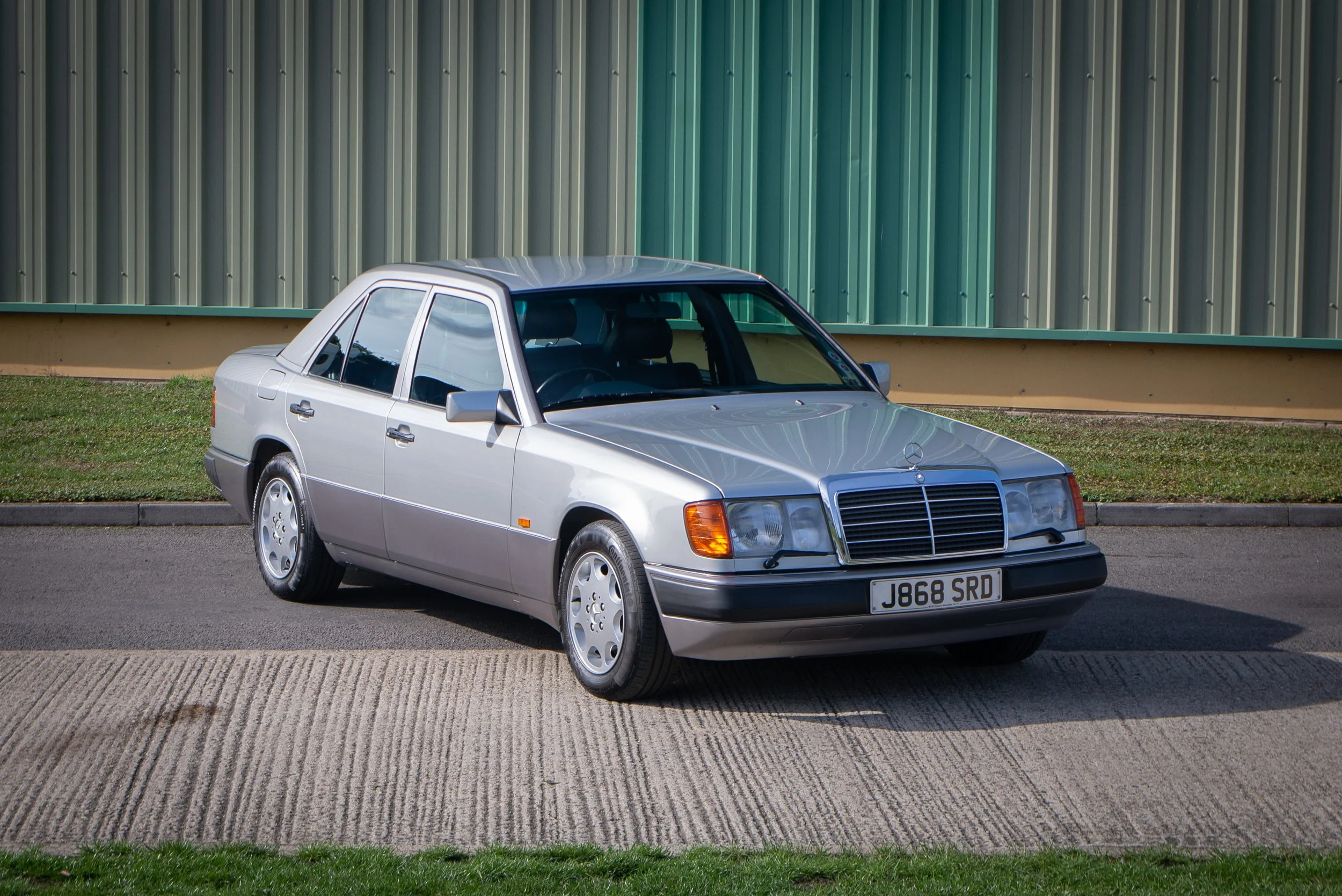 Mercedes 260E 2-3.jpg