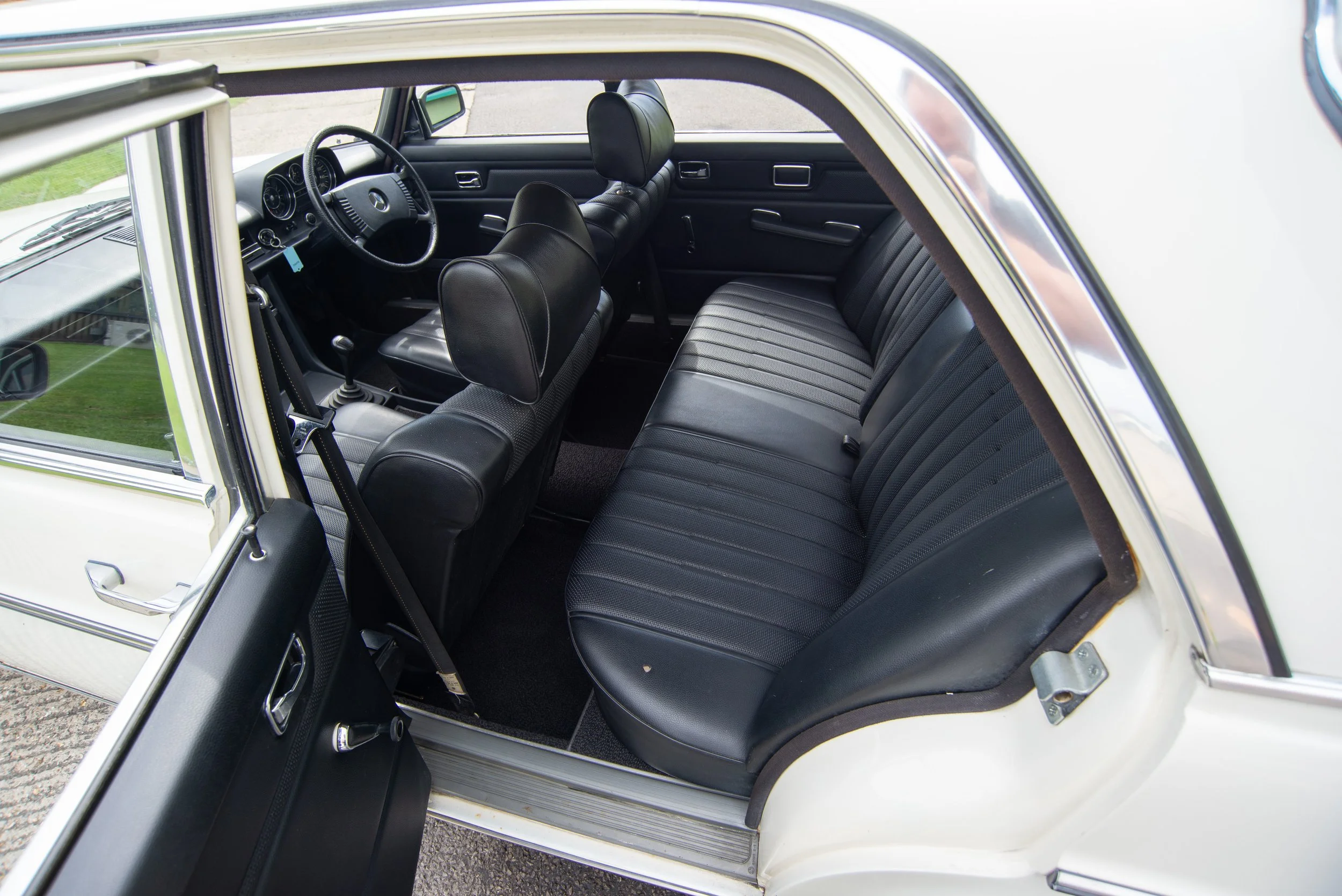 Mercedes 240D-7.jpg