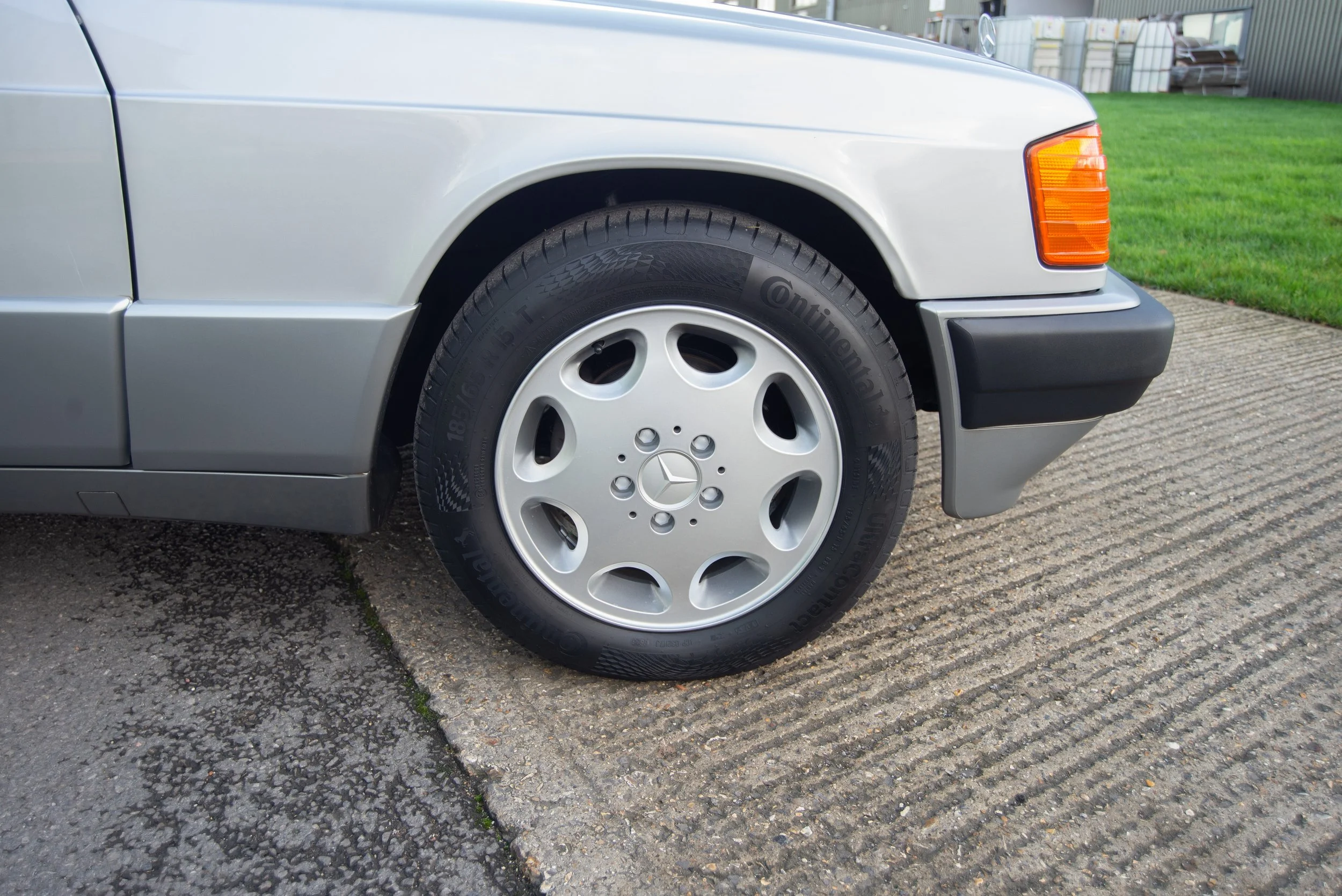 Mercedes 190E 2.0-15.jpg