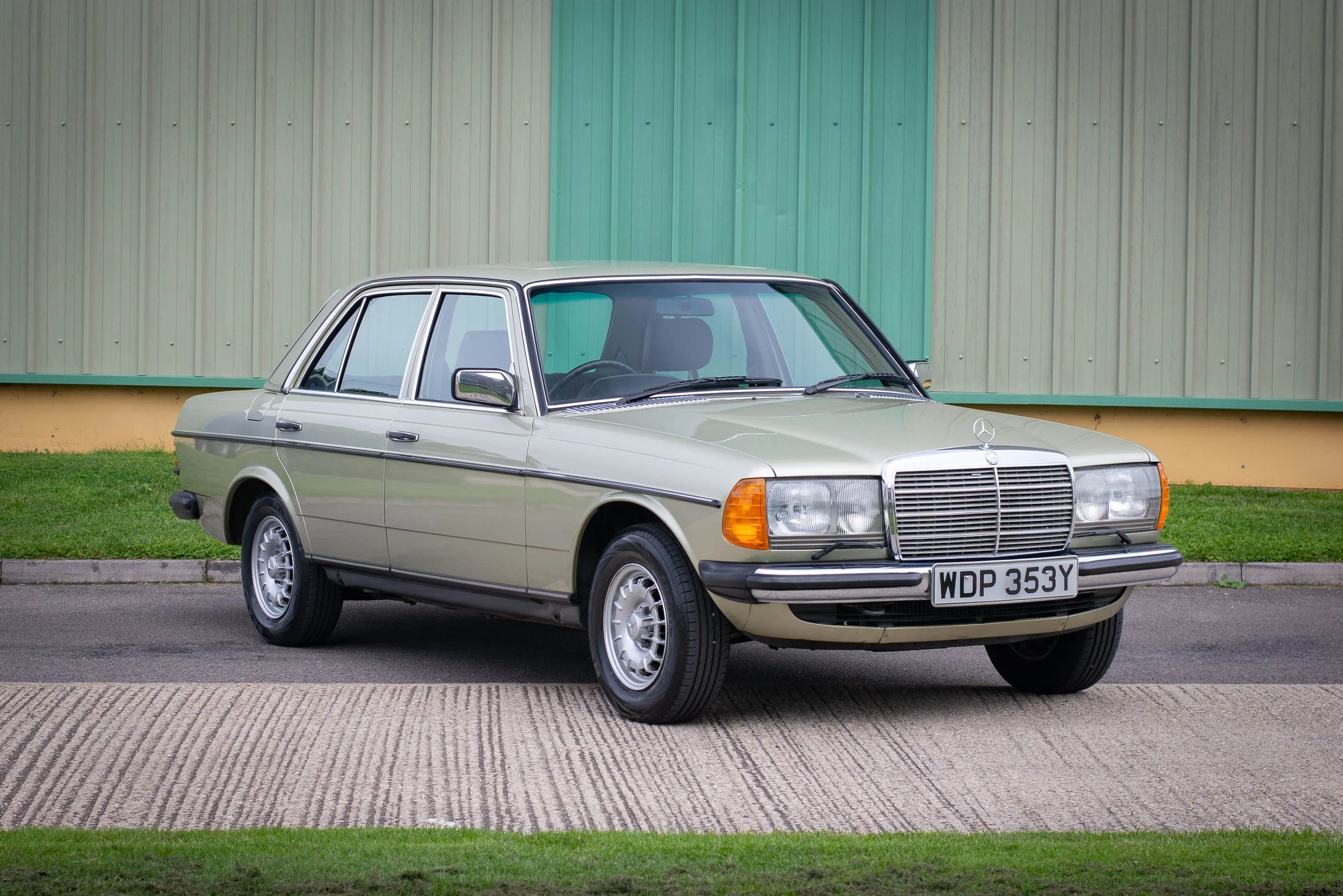 Mercedes 230E2-11.jpg