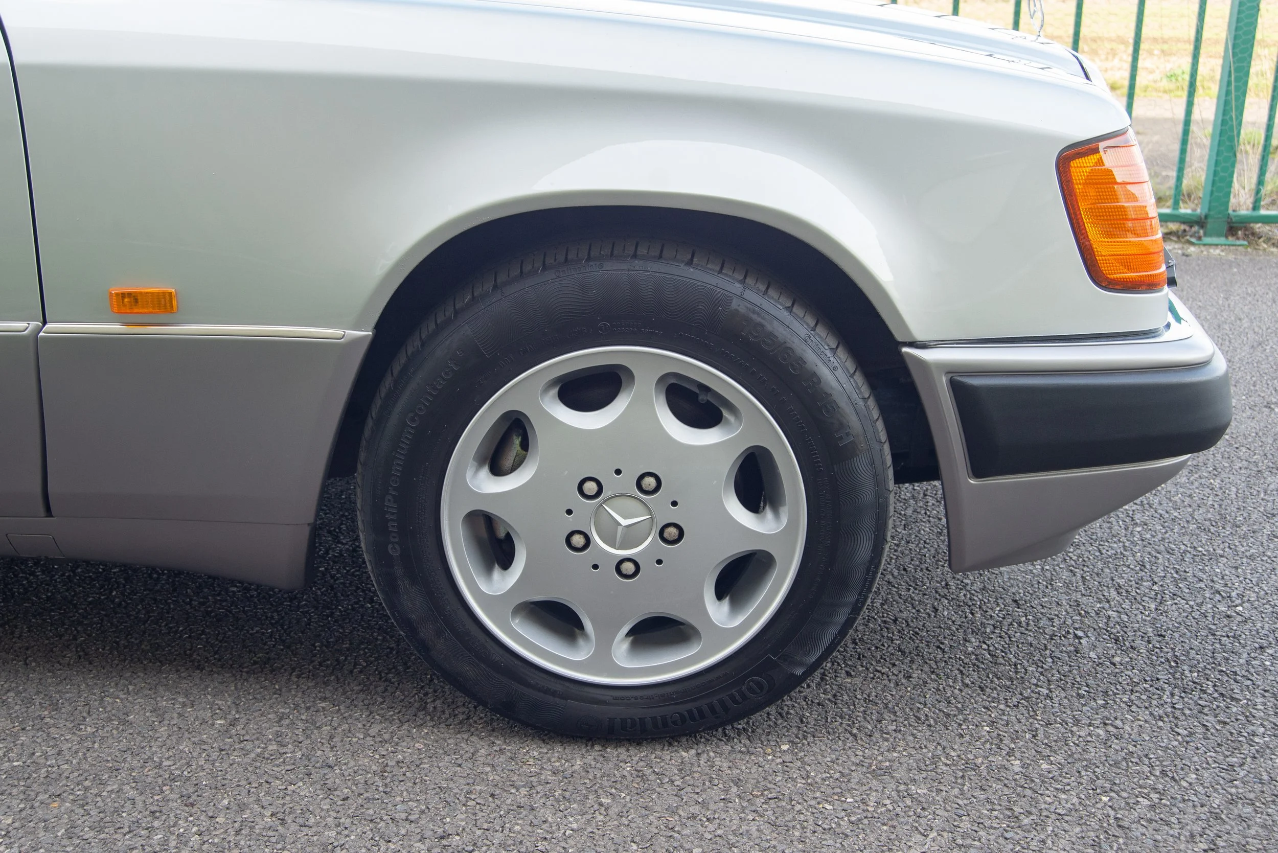 Mercedes 260E 2-8.jpg