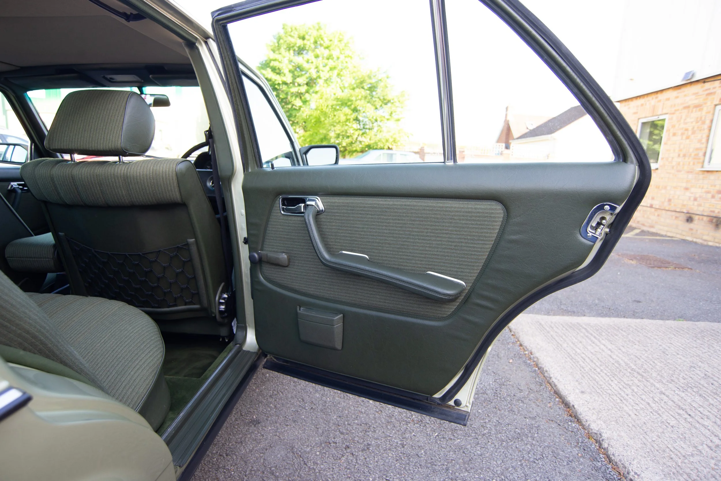 Mercedes 280E-6.jpg