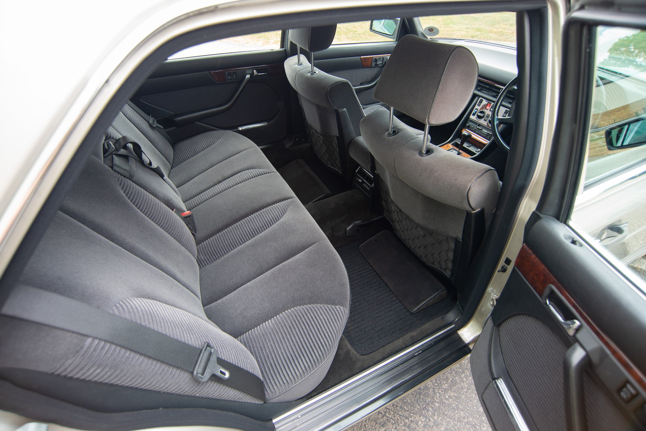 Mercedes 560SEL-5.jpg
