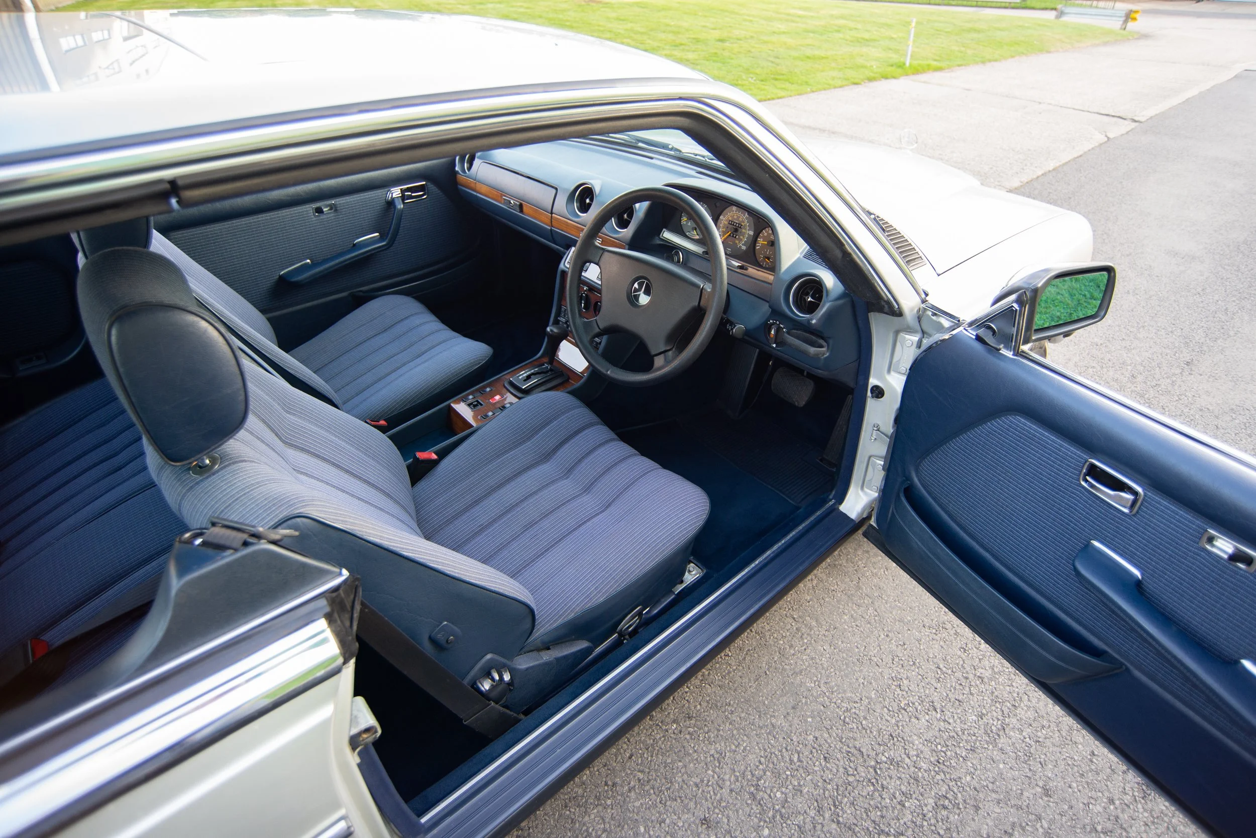 Mercedes 230CE 2-5.jpg