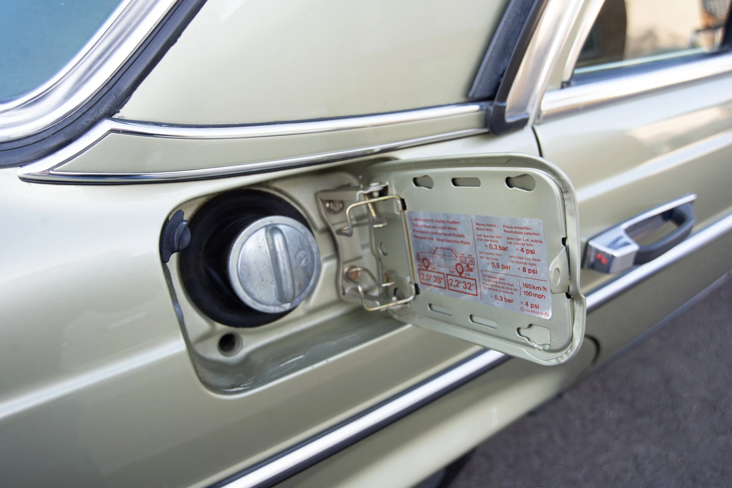 Mercedes 280E-21.jpg