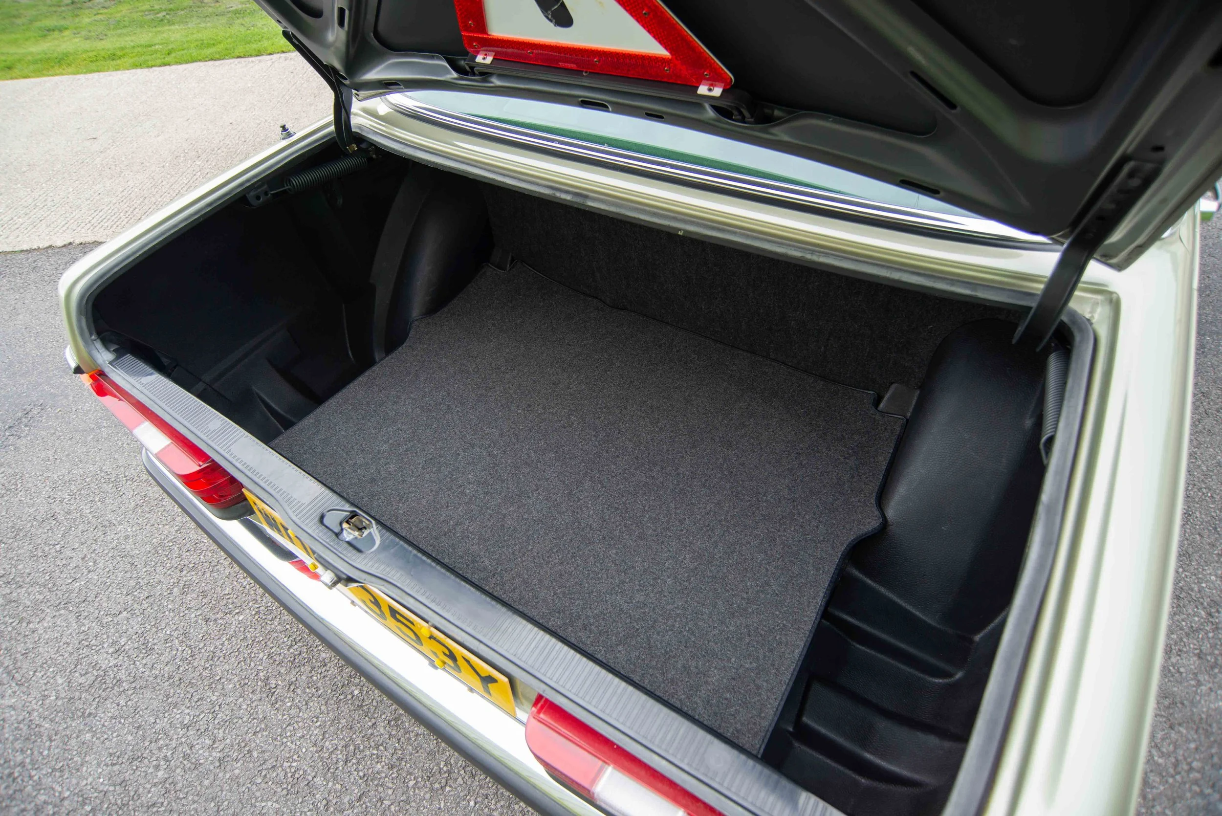 Mercedes 230E-2.jpg