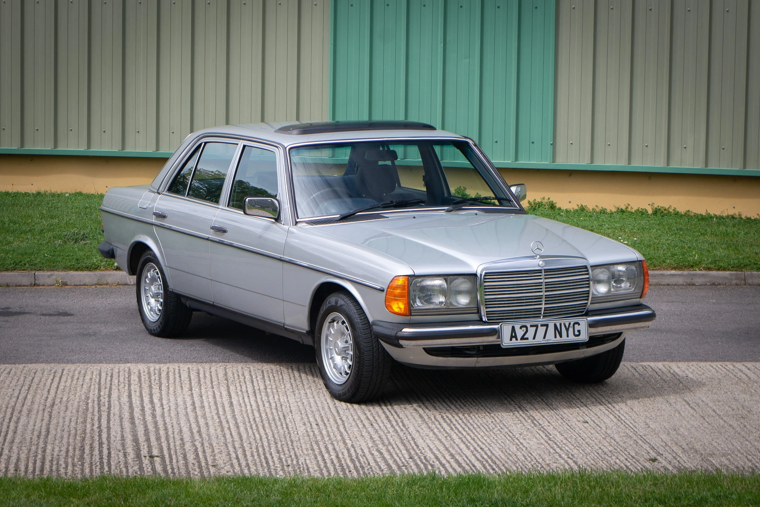 Mercedes 230E-26.jpg
