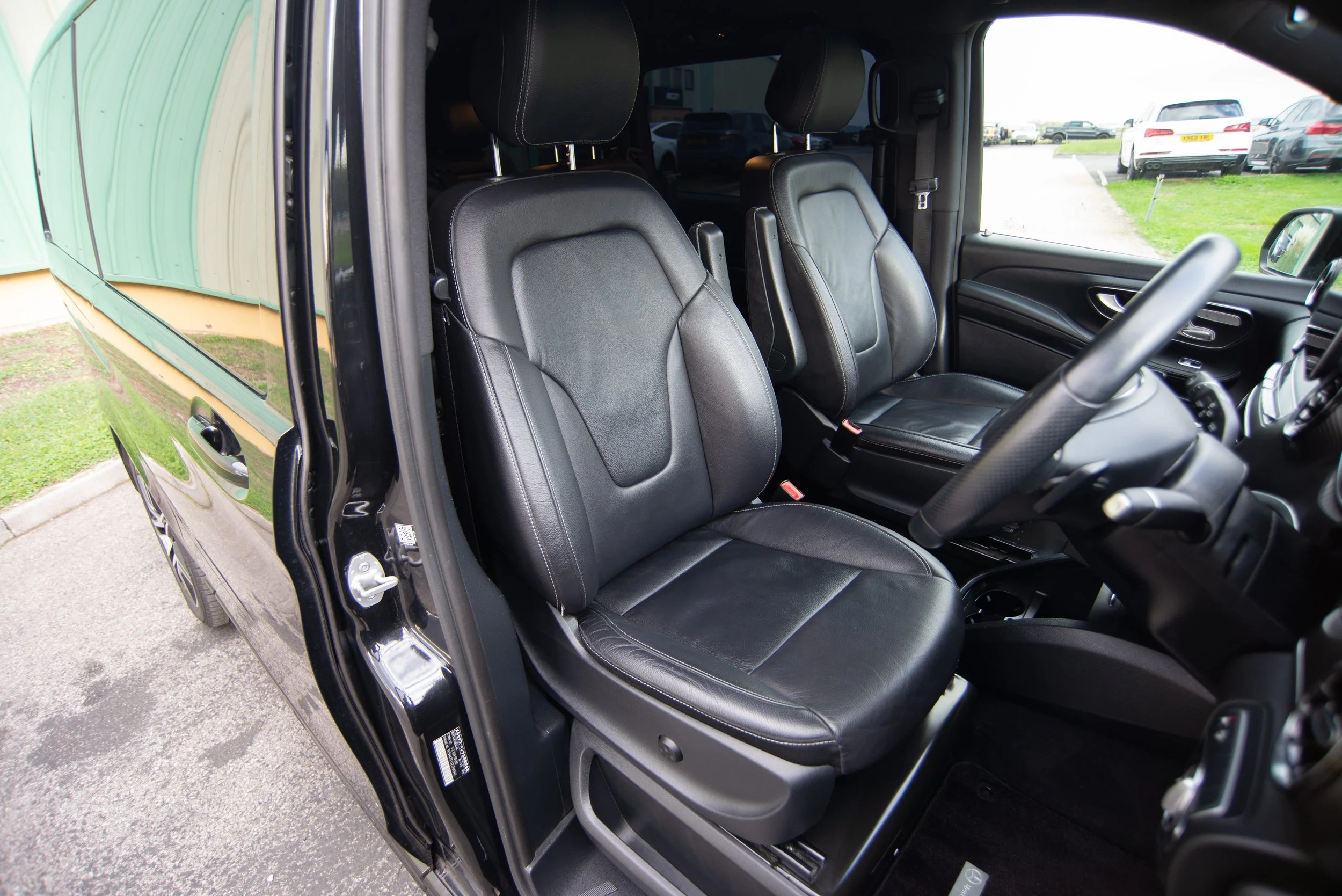 Mercedes V220D-8.jpg
