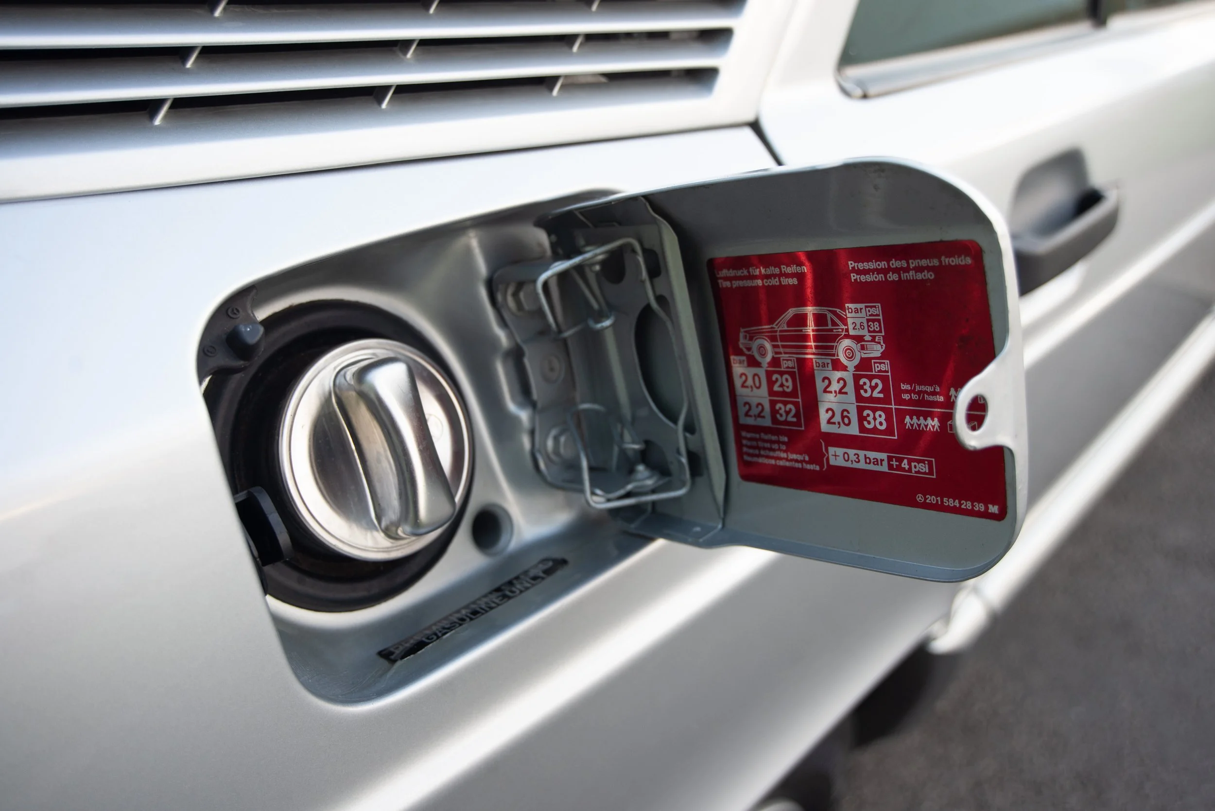 Mercedes 190E 2.0-20.jpg