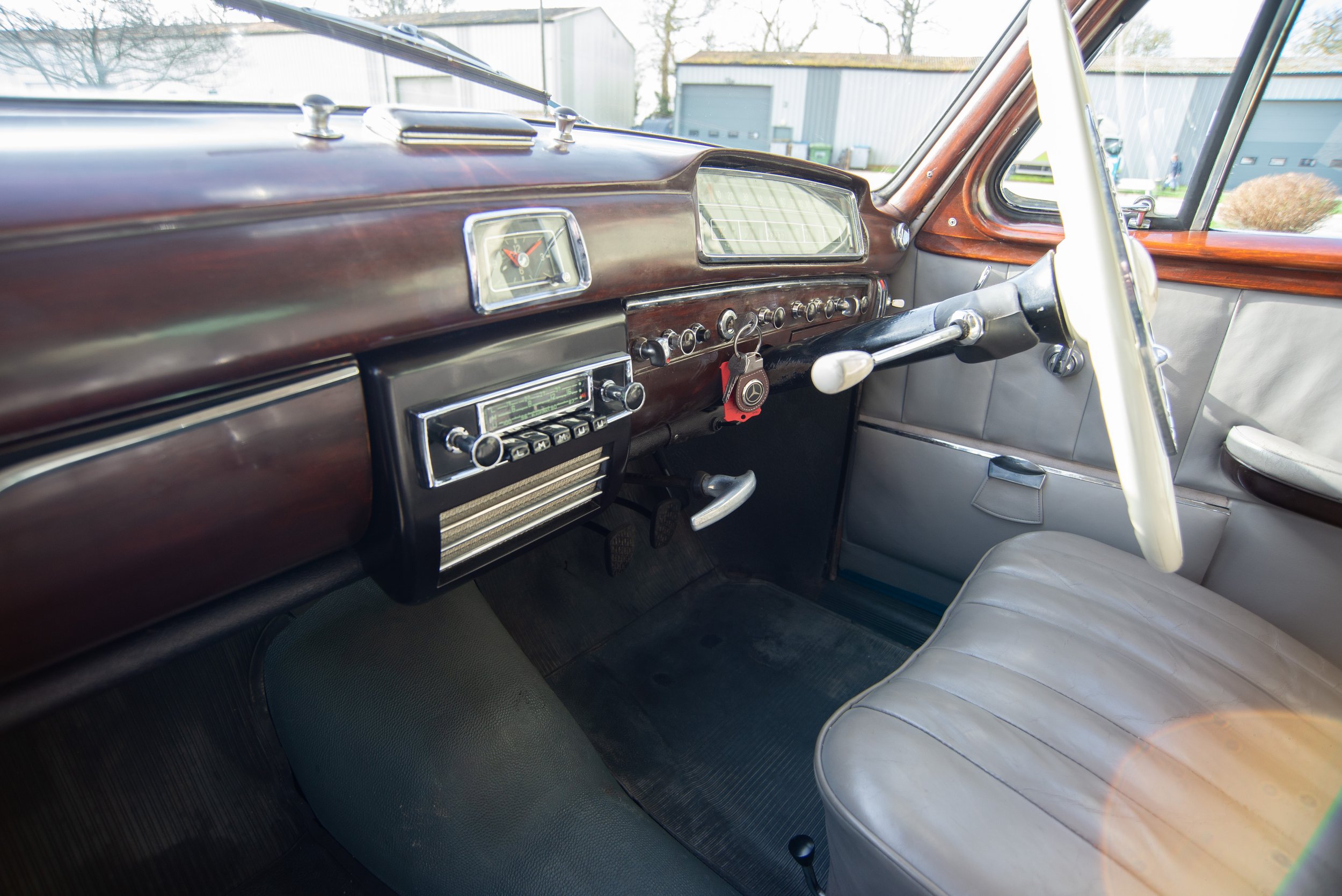 Mercedes 220-1-6.jpg