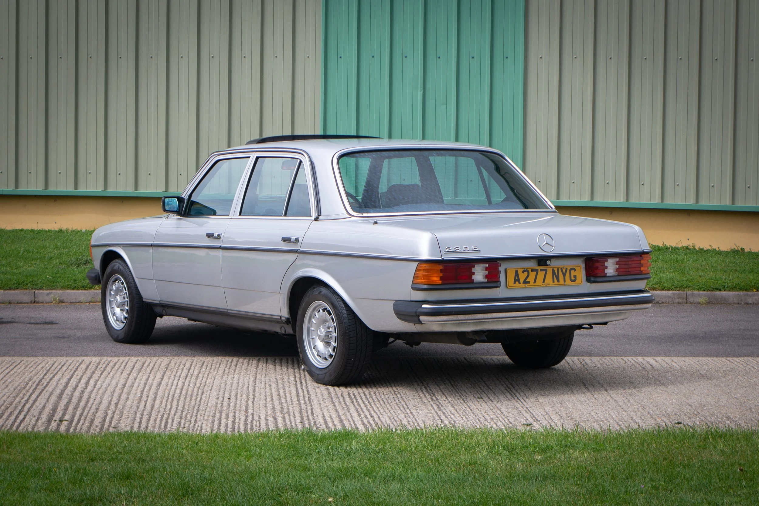 Mercedes 230E-30.jpg