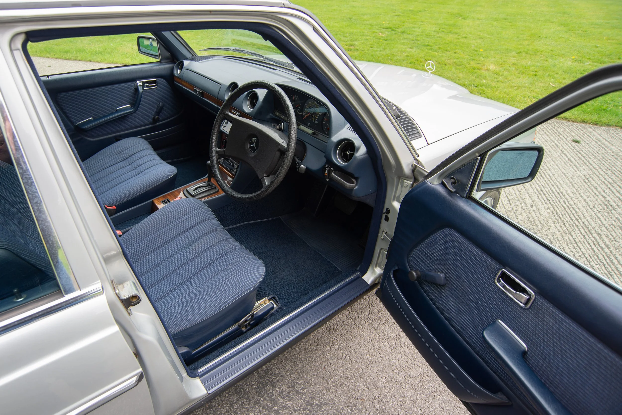 Mercedes 230E-8.jpg