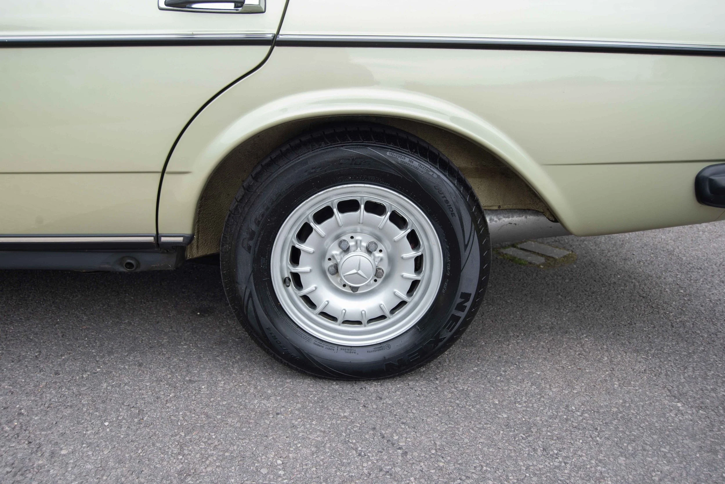 Mercedes 230E2-4.jpg