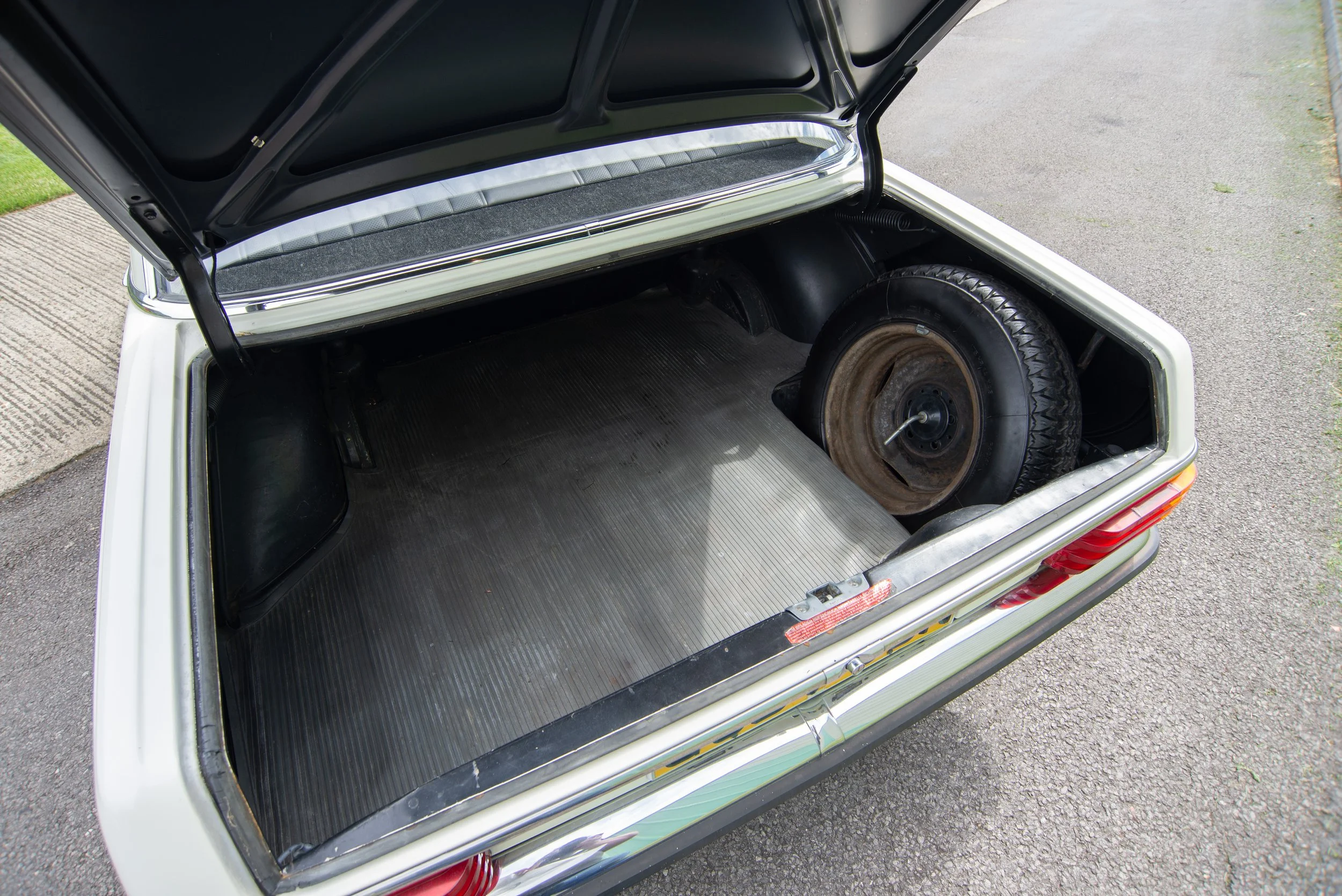 Mercedes 240D-23.jpg