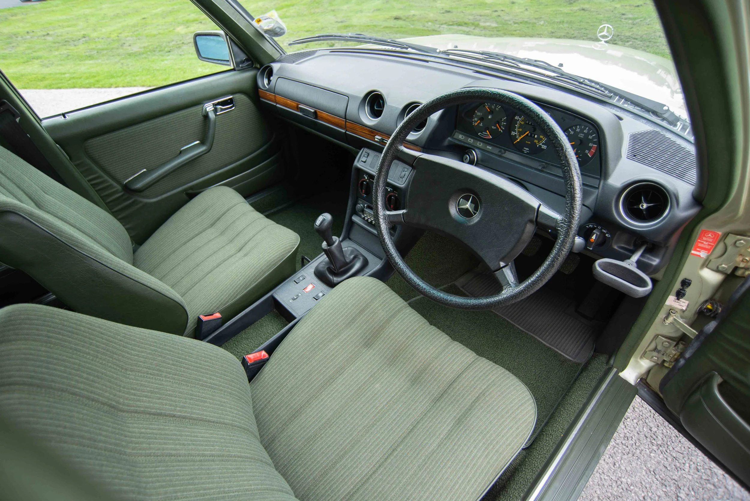 Mercedes 230E-4.jpg