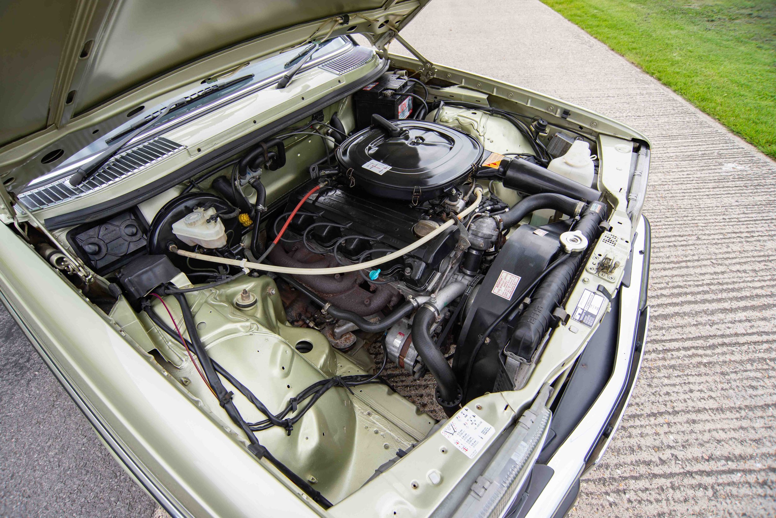 Mercedes 230E2-2.jpg