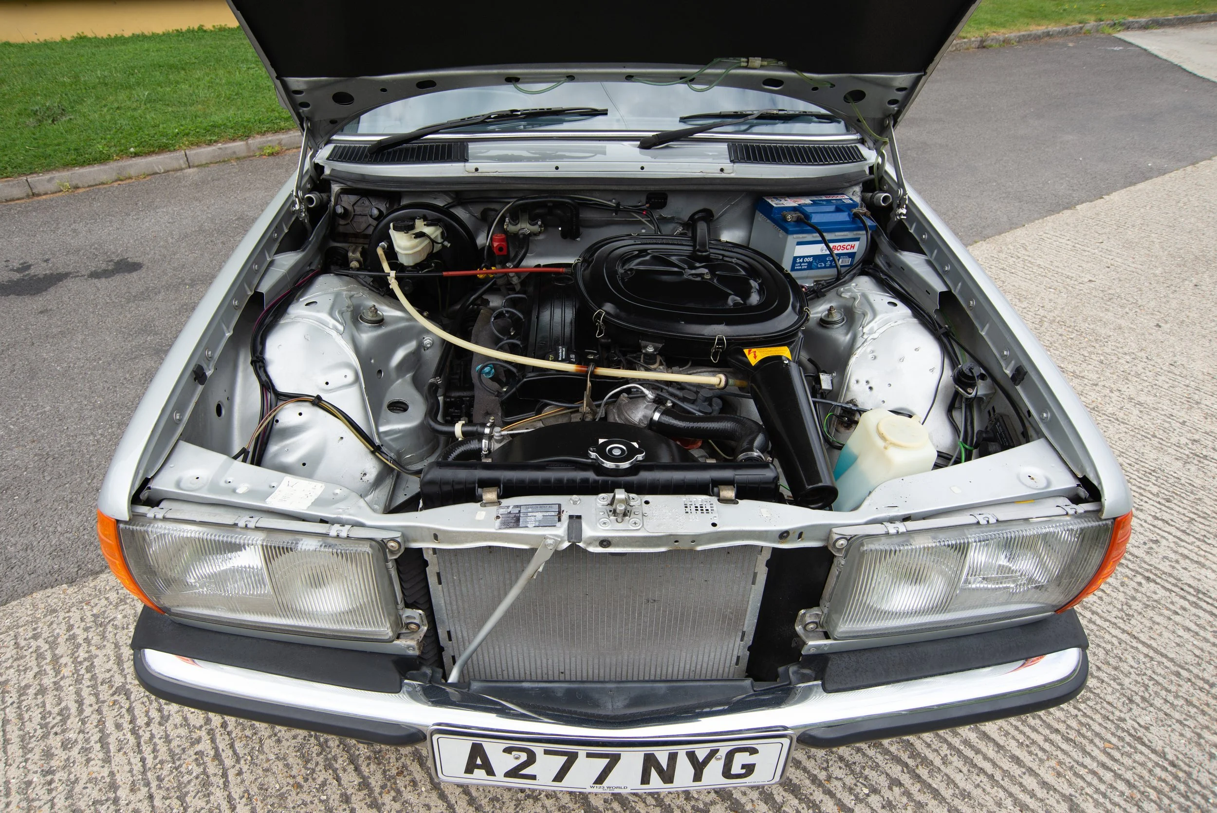 Mercedes 230E-4.jpg