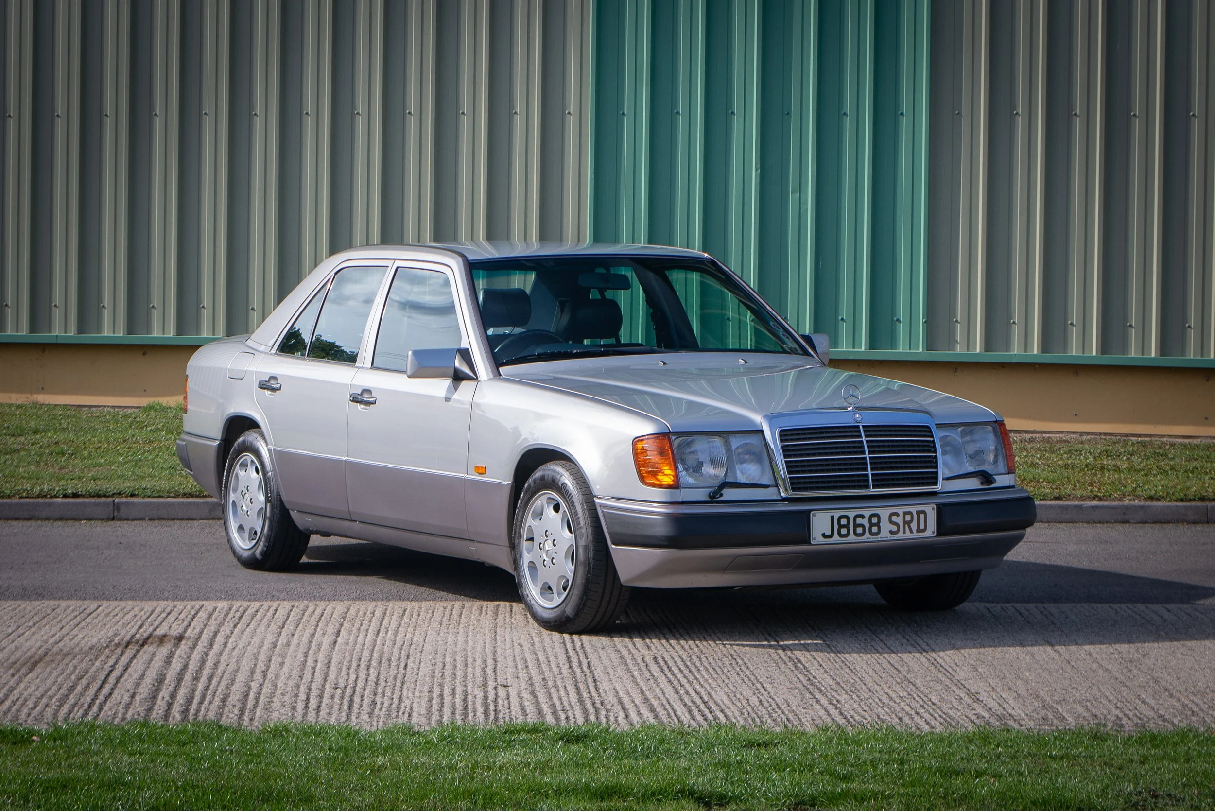 Mercedes 260E 2-4.jpg