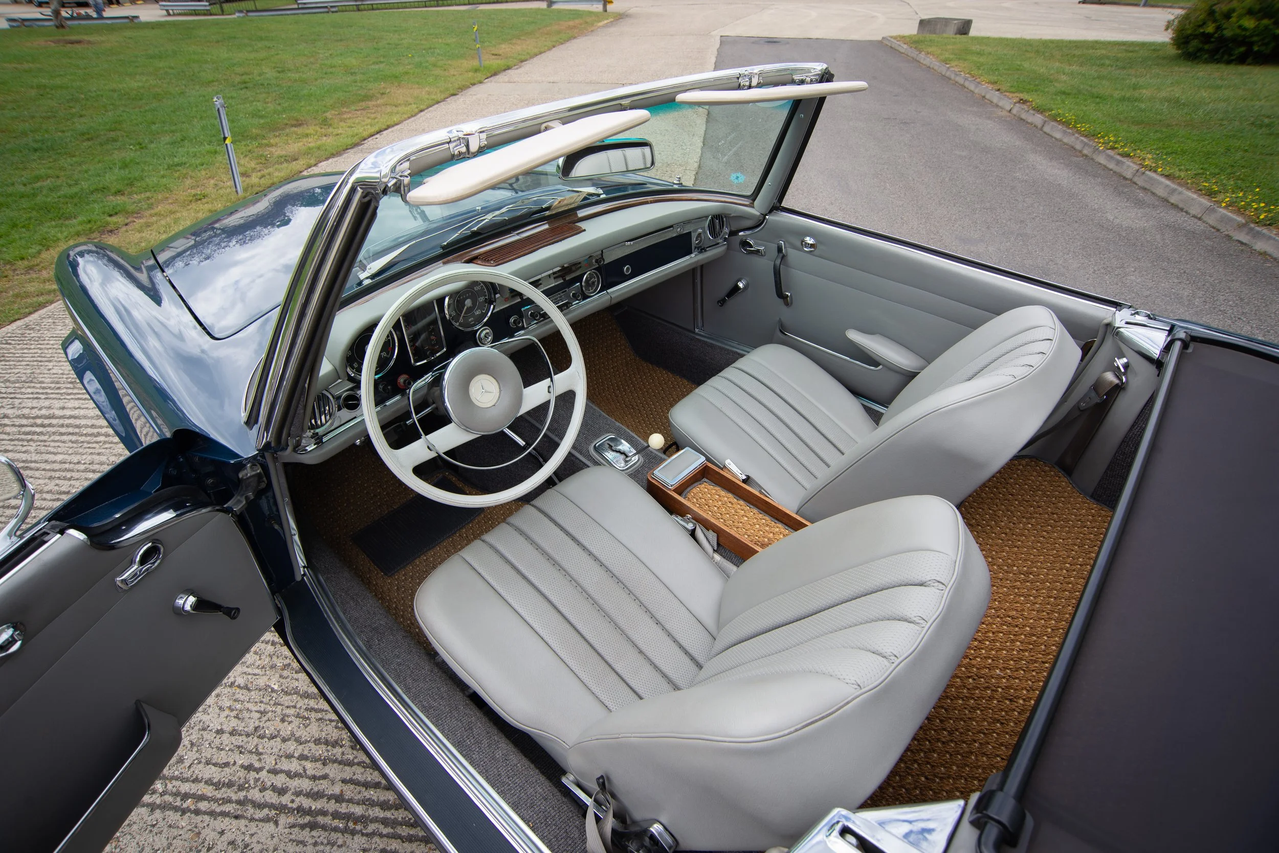 Mercedes 230SL-3.jpg