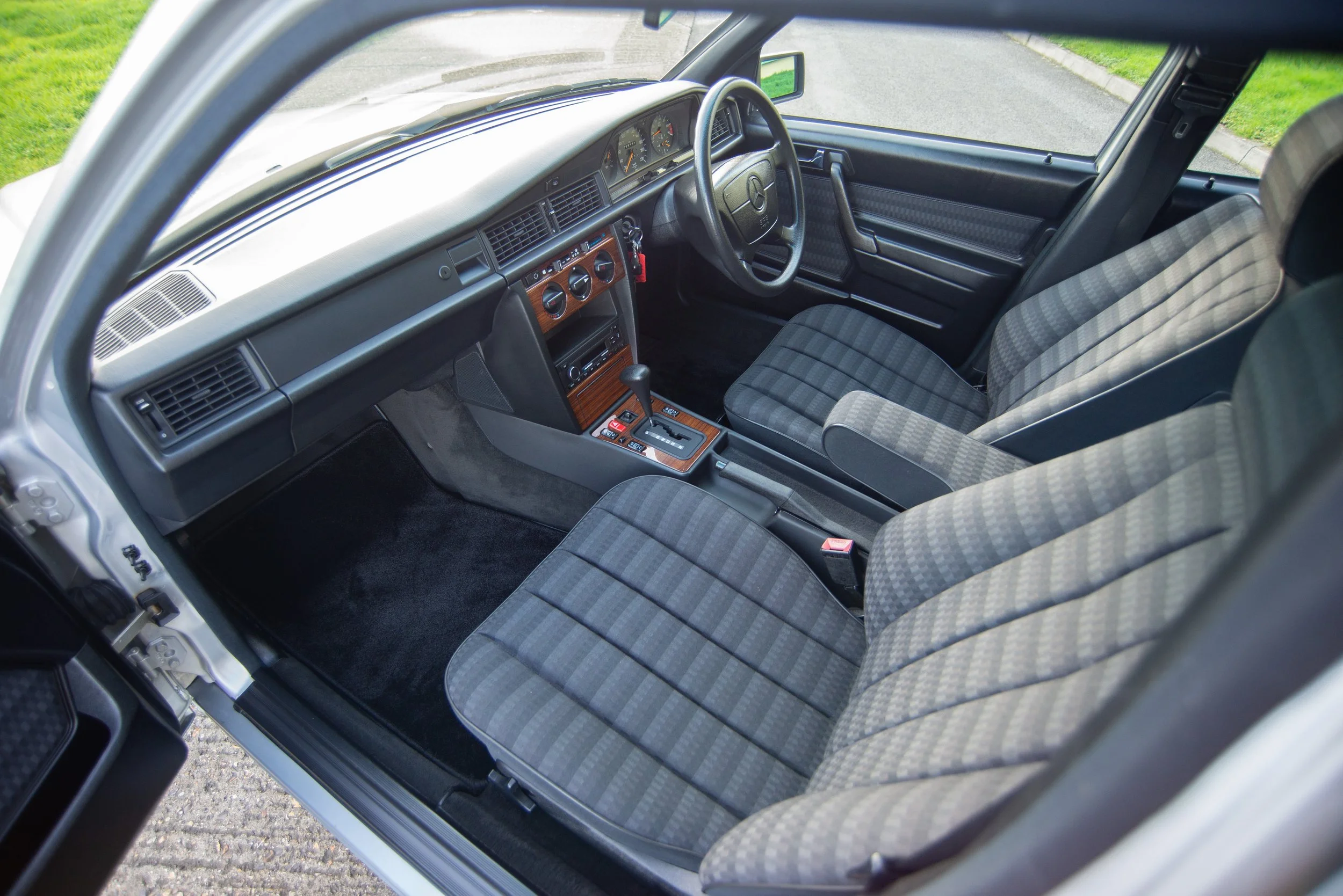 Mercedes 190E 2.0-8.jpg