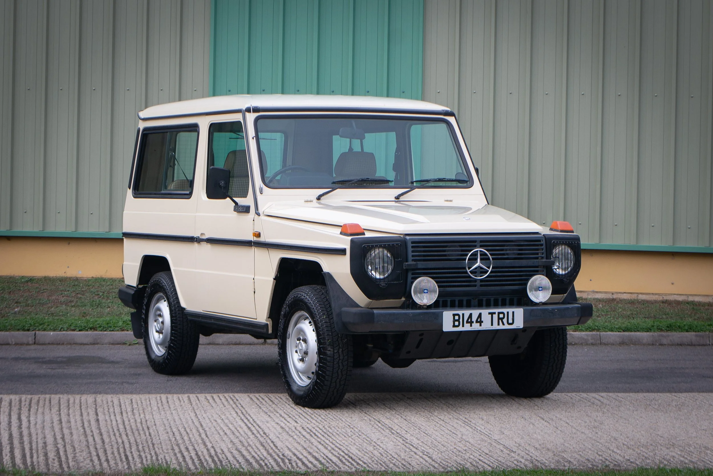 Mercedes 230GE-21.jpg