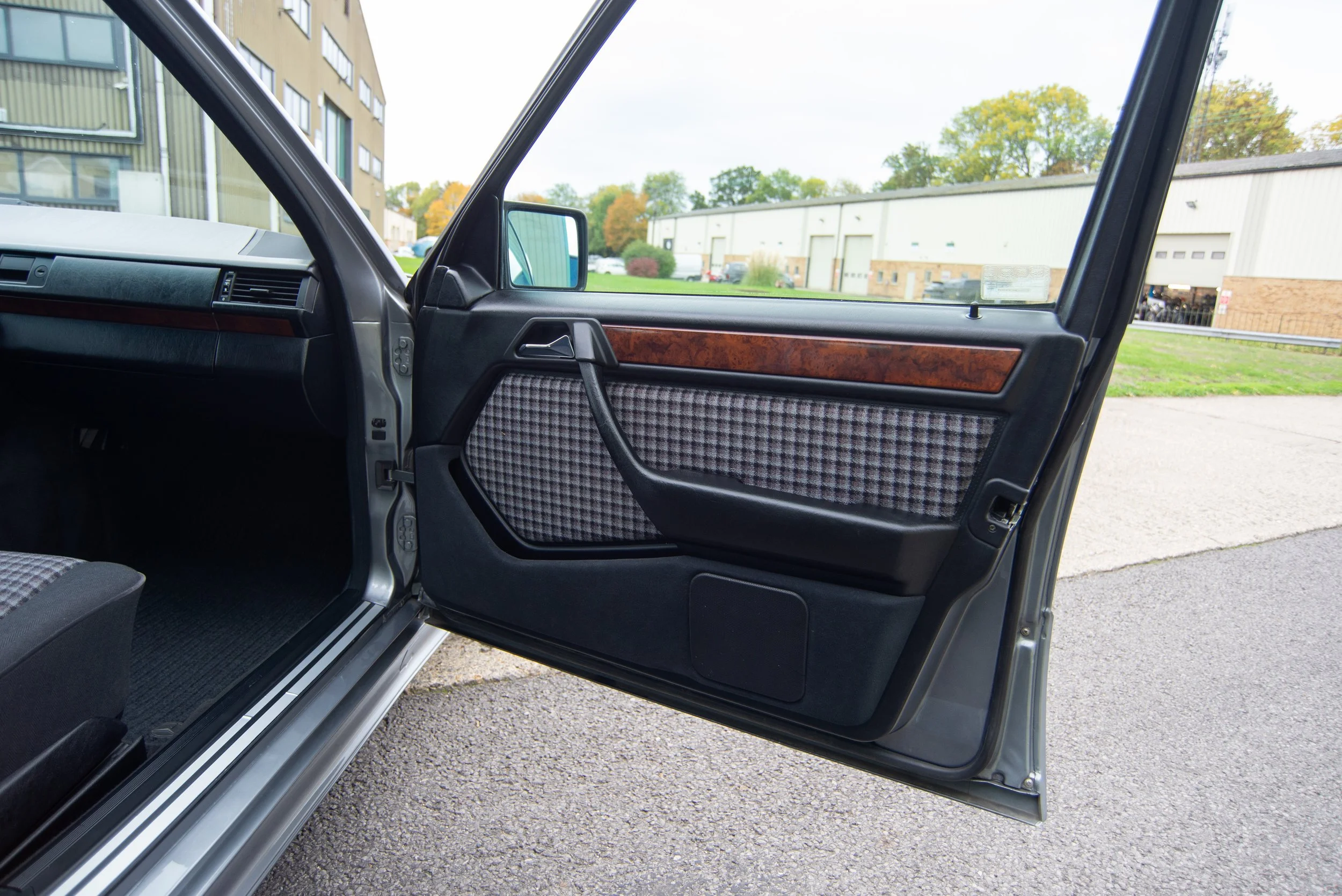 Mercedes 300E 3.4 AMG-10.jpg