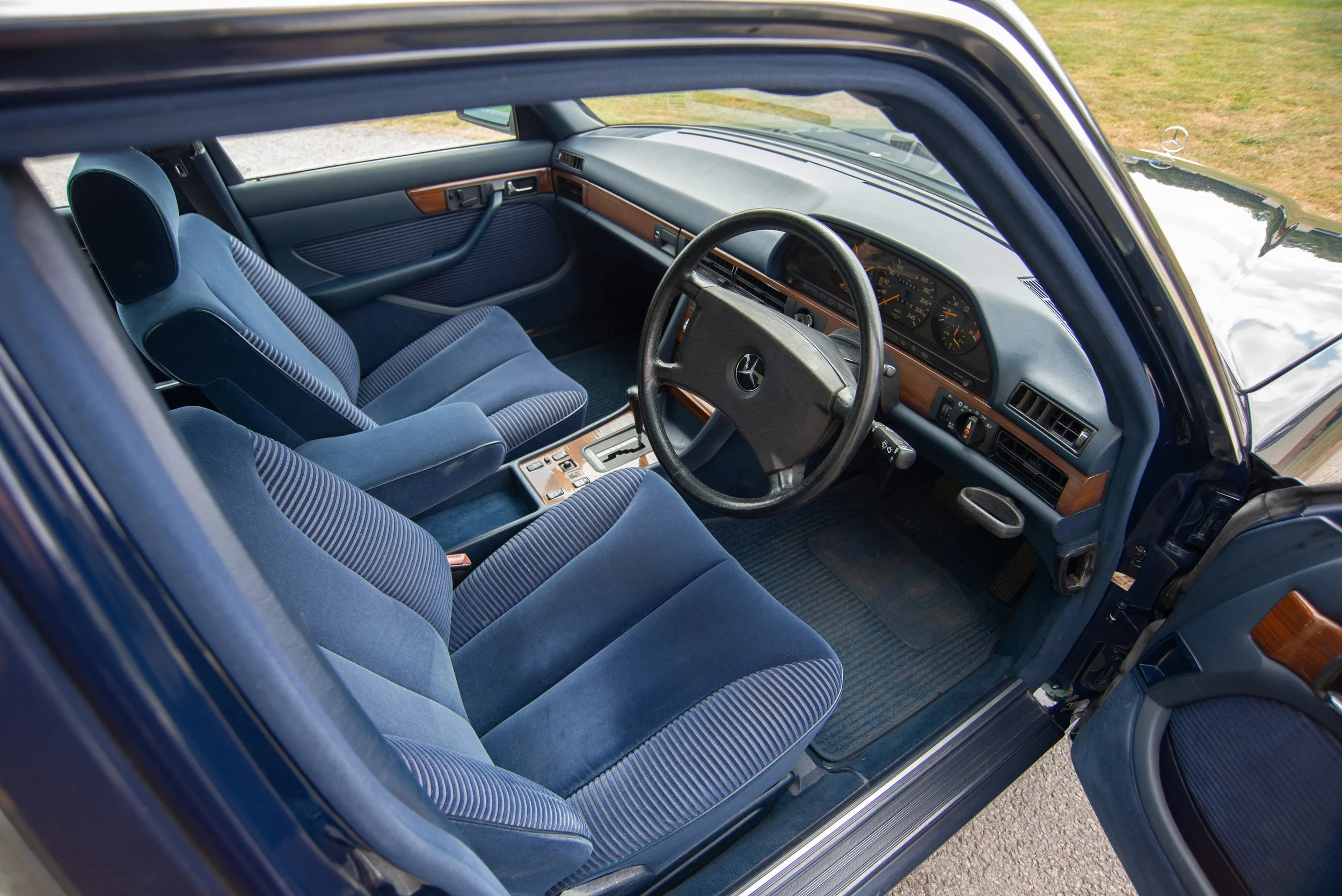 Mercedes 300SE-2.jpg