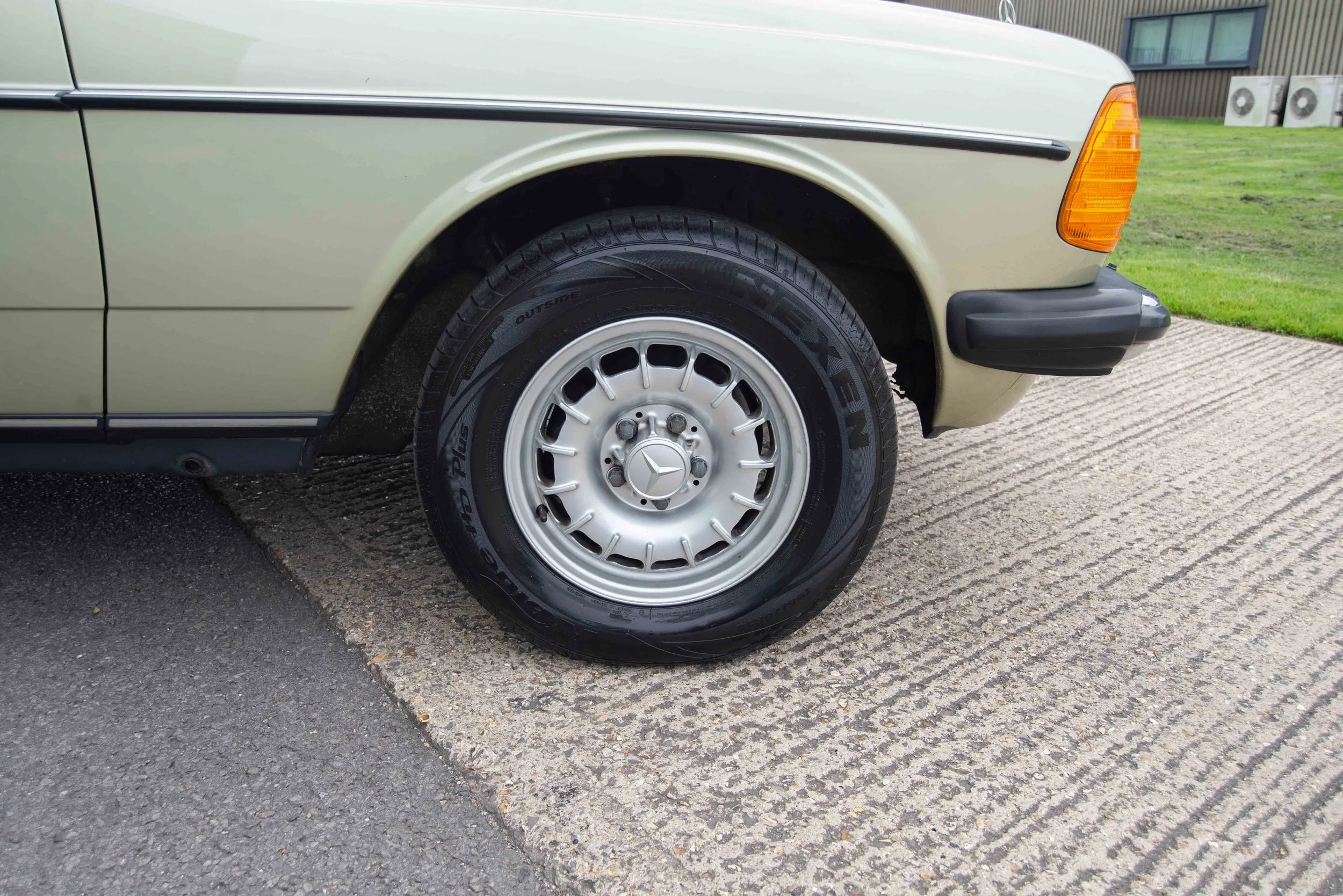 Mercedes 230E2-6.jpg