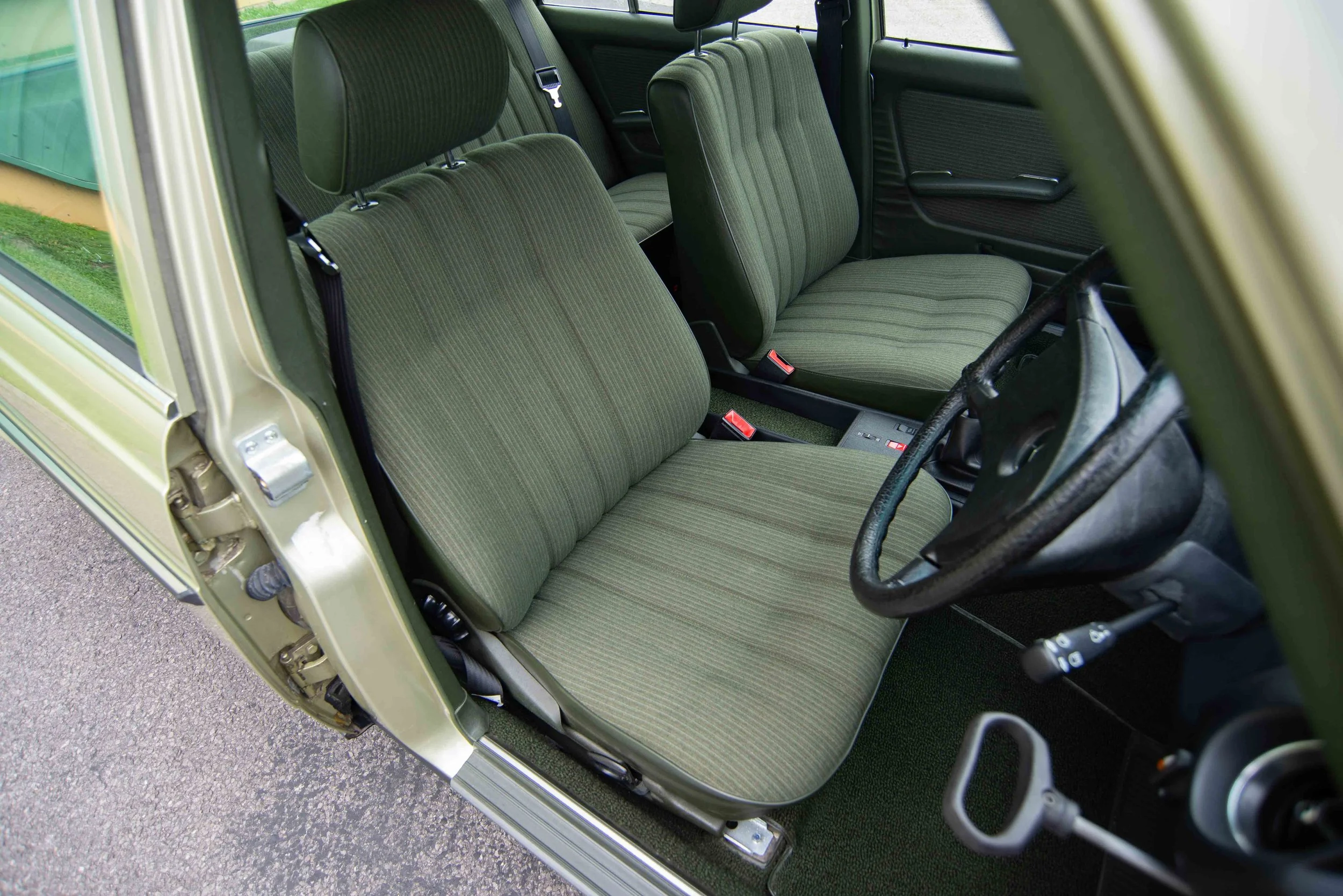 Mercedes 230E-6.jpg