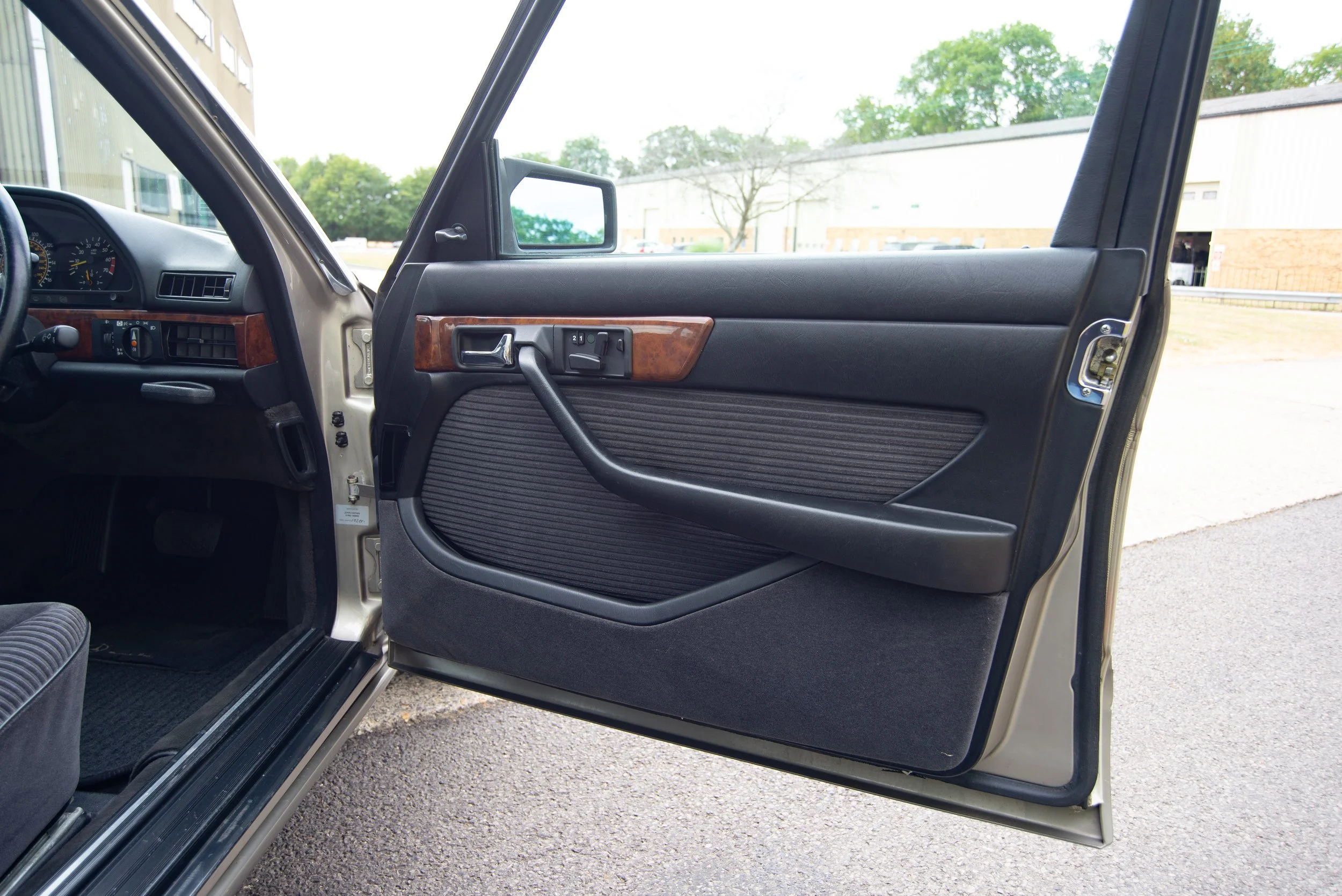 Mercedes 560SEL-4.jpg
