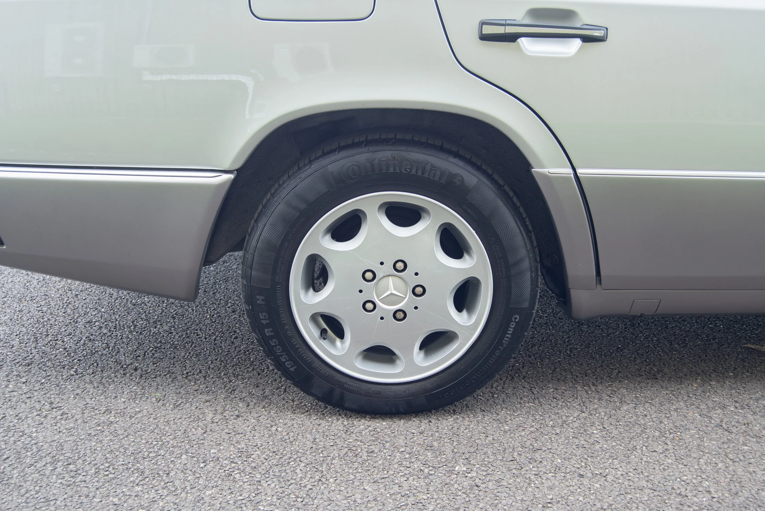 Mercedes 260E 2-9.jpg