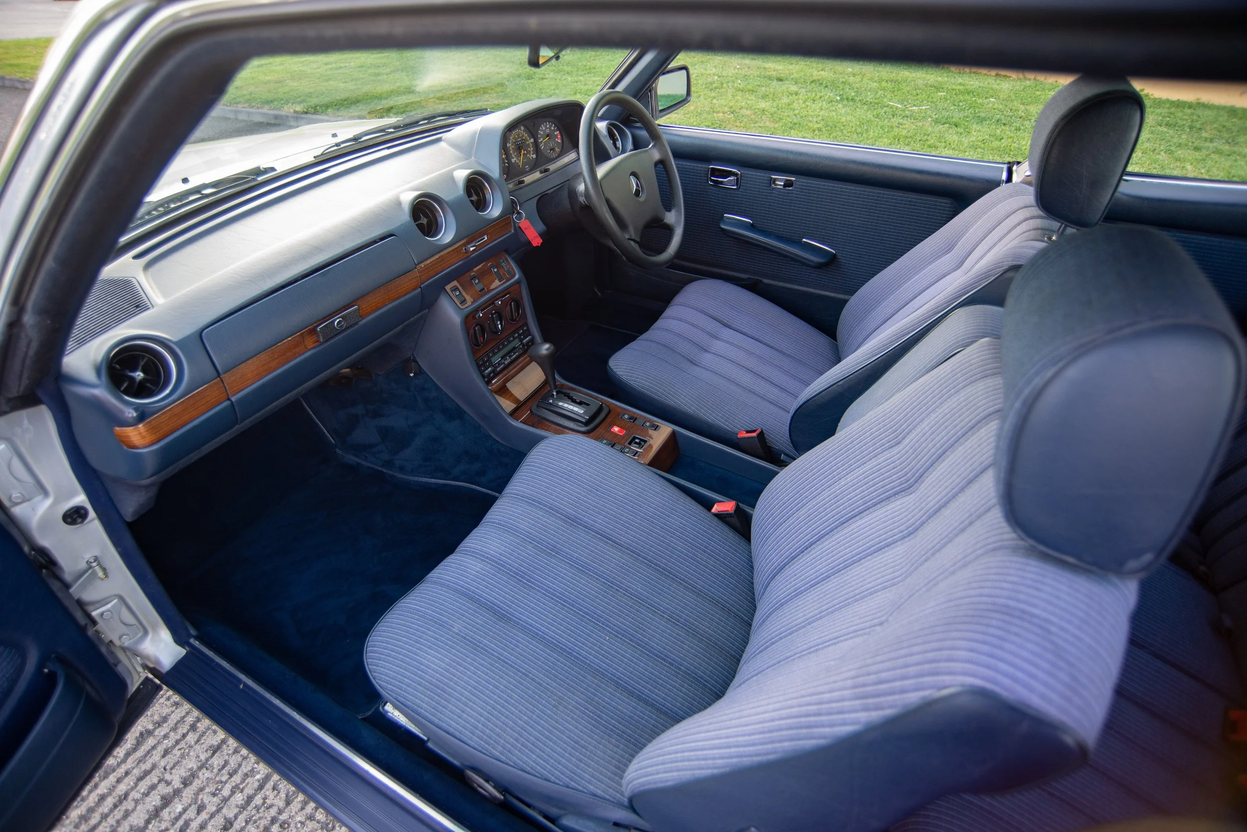 Mercedes 230CE 2-10.jpg
