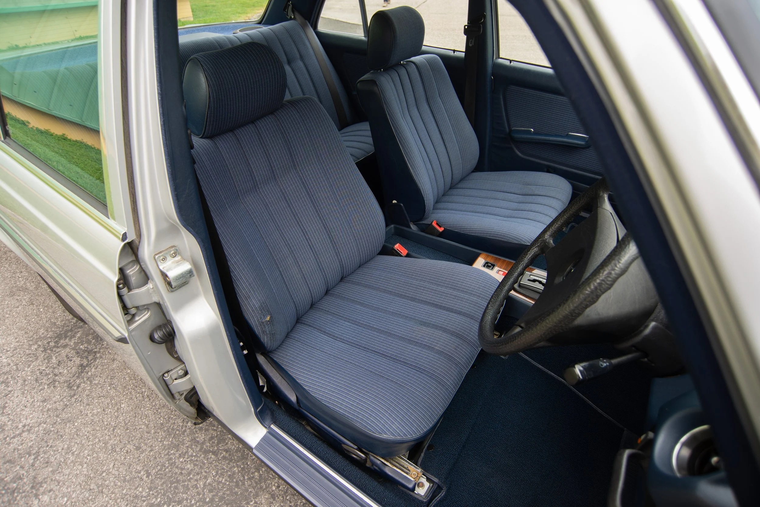 Mercedes 230E-7.jpg